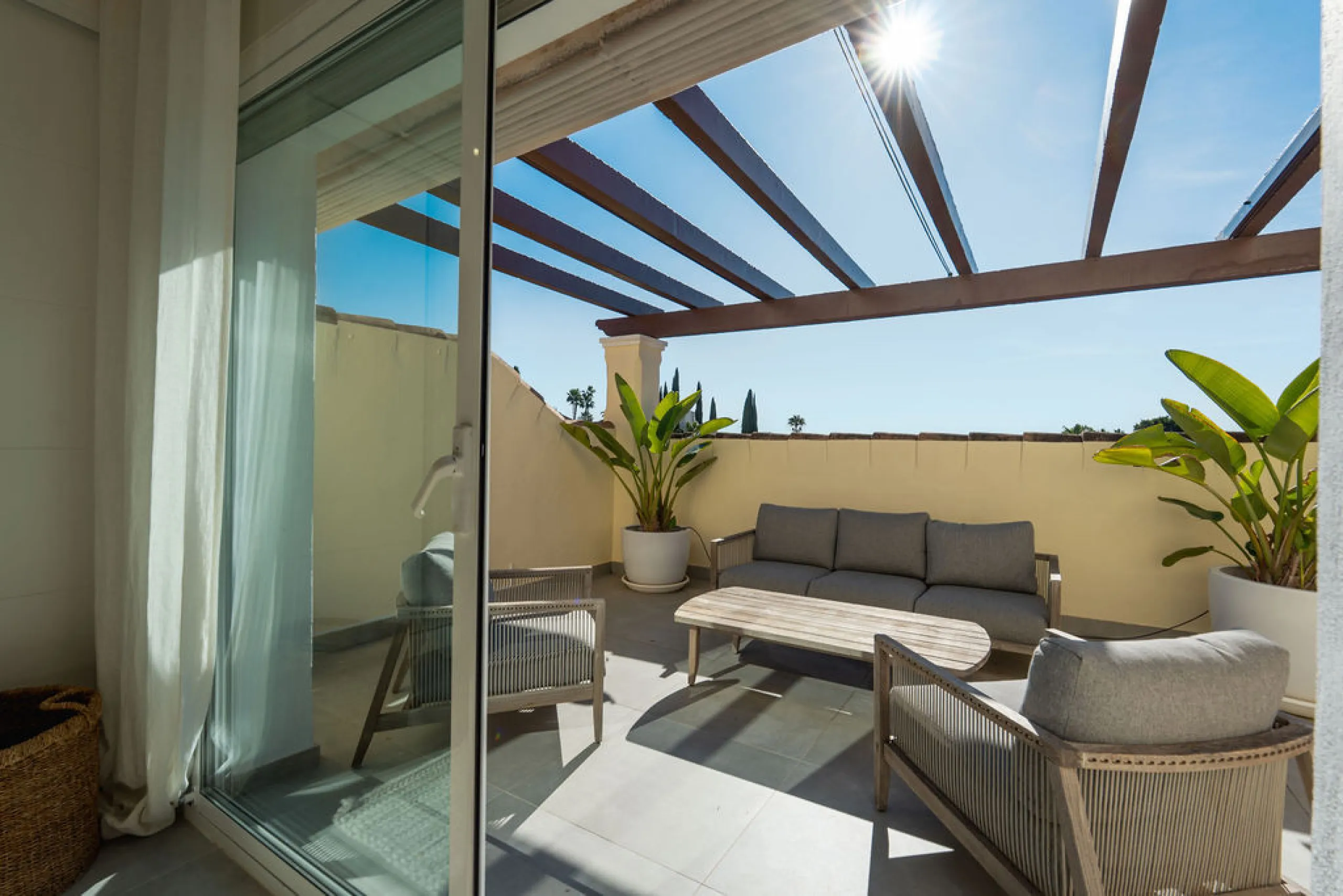 House - Townhouse в продаже в Marbella, Málaga. В доме 4 спален и 3 ванных комнат. Площадь дома 226 м²