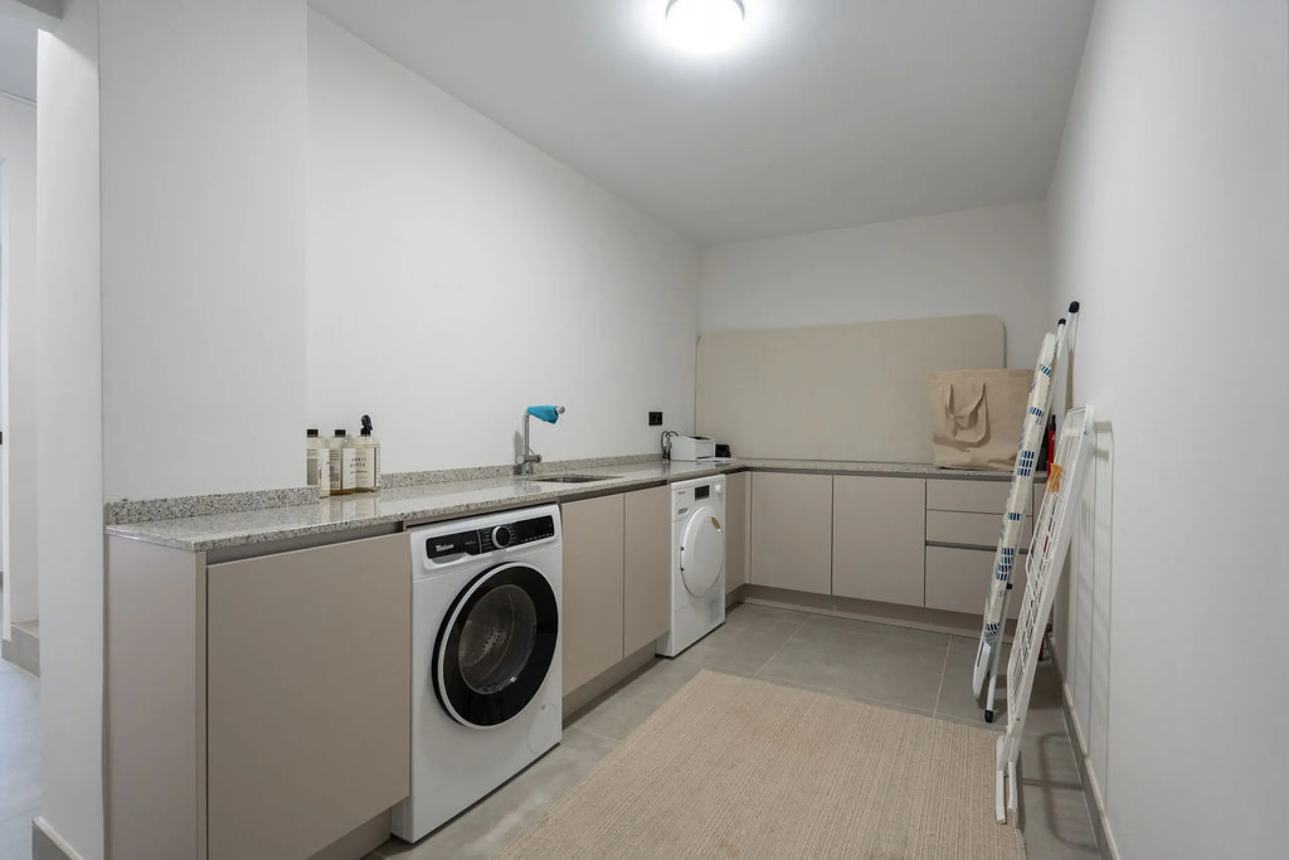House - Townhouse в продаже в Marbella, Málaga. В доме 4 спален и 3 ванных комнат. Площадь дома 226 м²