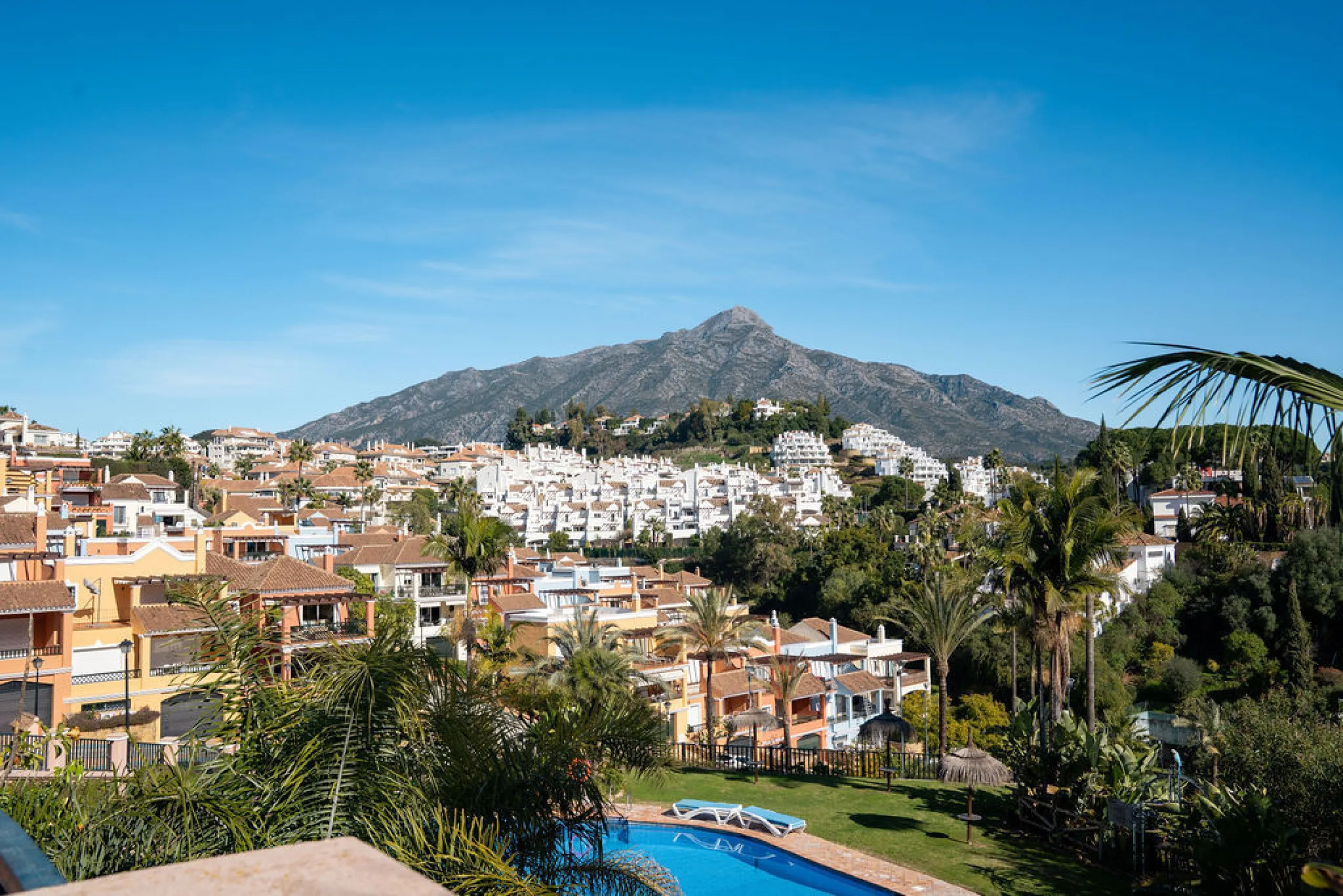 House - Townhouse в продаже в Marbella, Málaga. В доме 4 спален и 3 ванных комнат. Площадь дома 226 м²