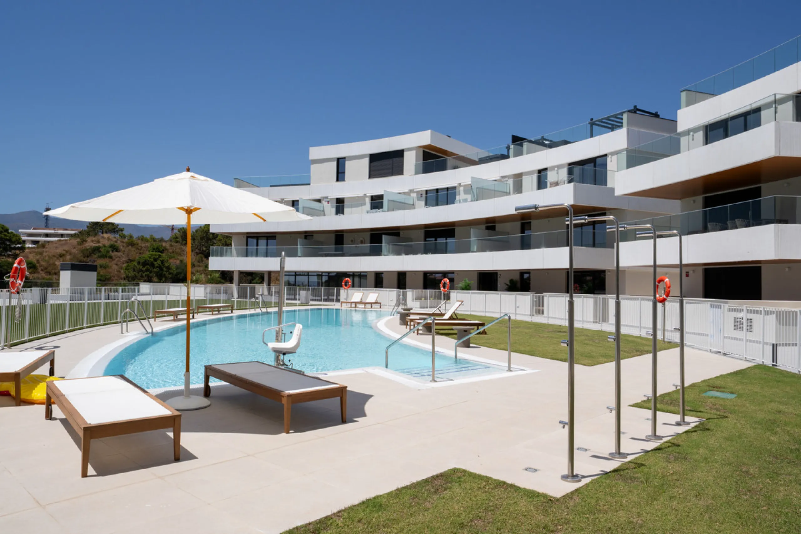 Apartment - Middle Floor Apartment в продаже в Estepona, Málaga. В доме 2 спален и 2 ванных комнат. Площадь дома 139 м²