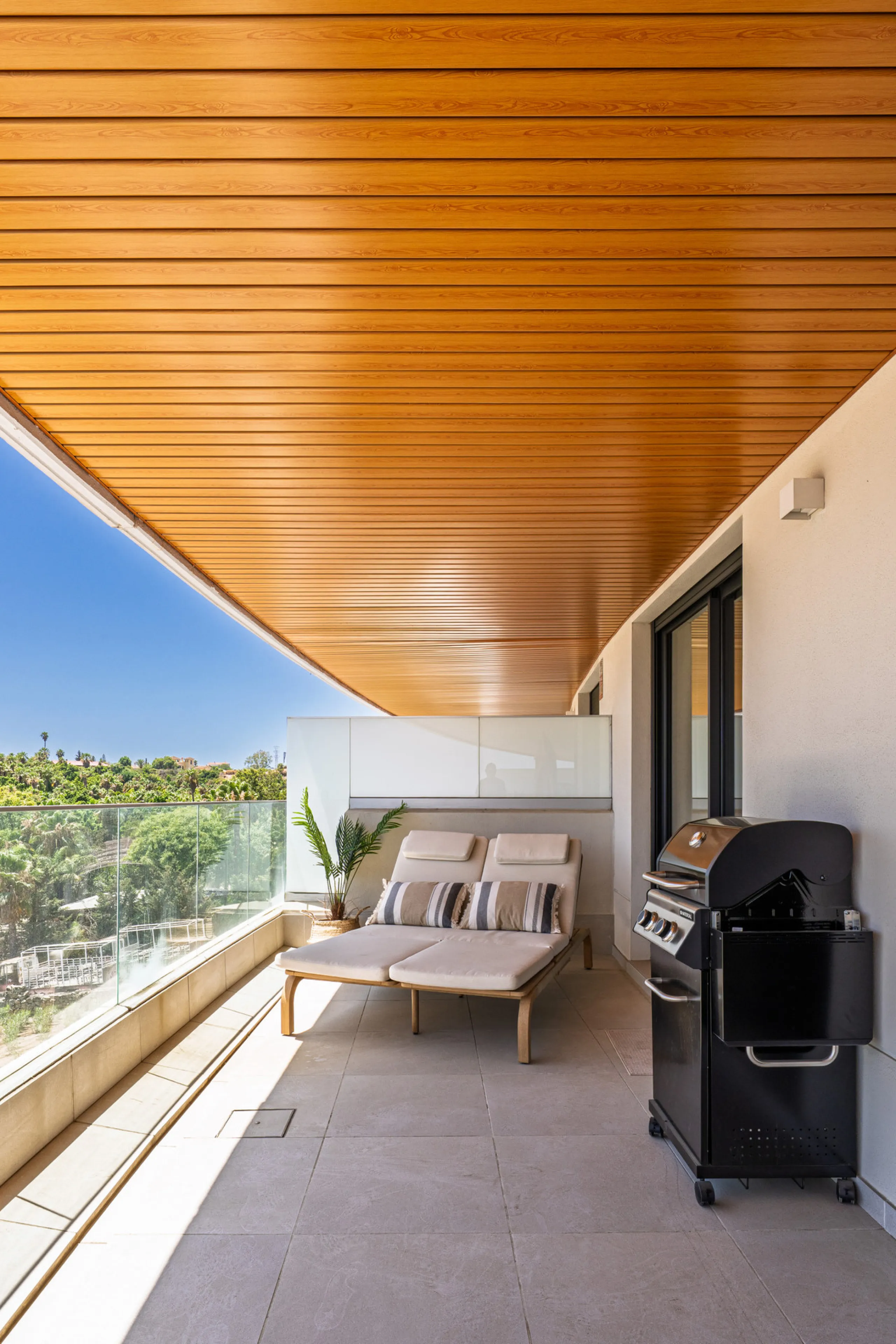 Apartment - Middle Floor Apartment в продаже в Estepona, Málaga. В доме 2 спален и 2 ванных комнат. Площадь дома 139 м²