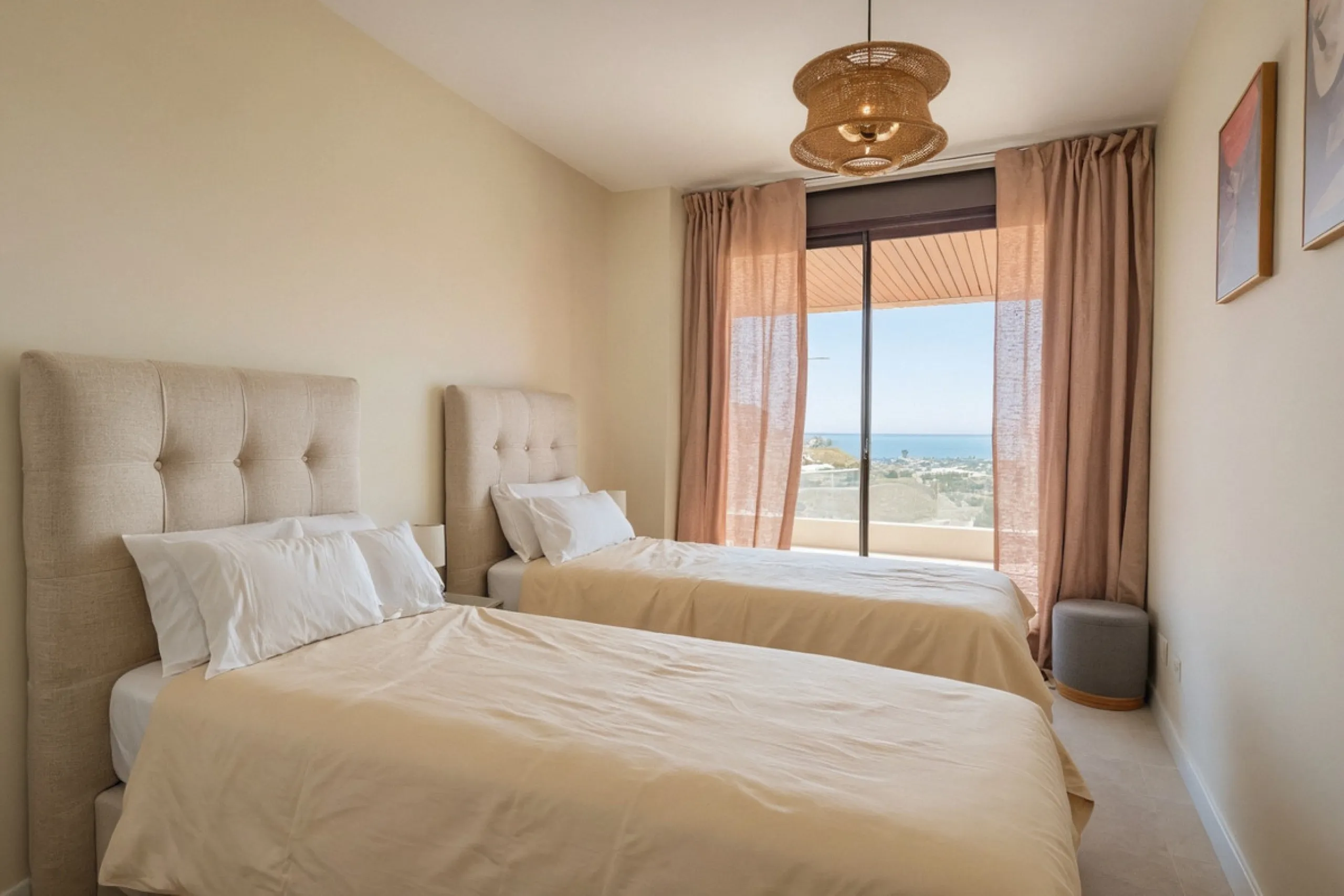 Apartment - Middle Floor Apartment в продаже в Estepona, Málaga. В доме 2 спален и 2 ванных комнат. Площадь дома 139 м²