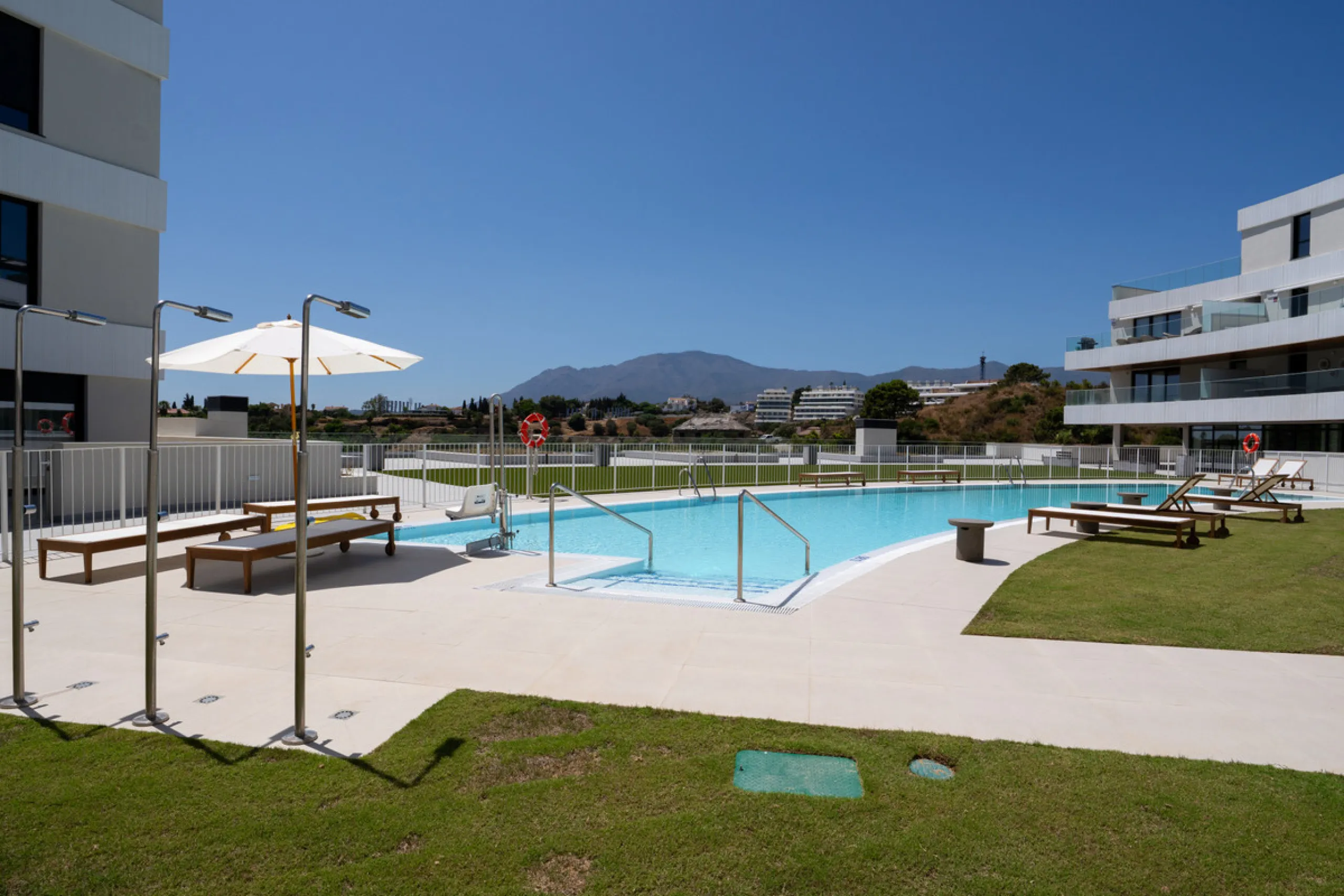 Apartment - Middle Floor Apartment в продаже в Estepona, Málaga. В доме 2 спален и 2 ванных комнат. Площадь дома 139 м²