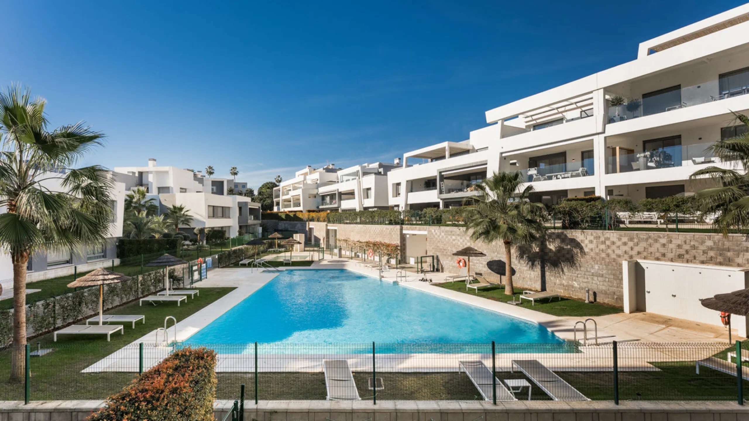 Welcome to this stylish and contemporary apartment located in the sought-after Vanian Gardens urbanisation, perfectly positioned between Marbella and Estepona. Delivered in 2021, this beautifully designed home combines modern comfort with resort-style liv