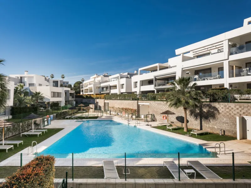 Welcome to this stylish and contemporary apartment located in the sought-after Vanian Gardens urbanisation, perfectly positioned between Marbella and Estepona. Delivered in 2021, this beautifully designed home combines modern comfort with resort-style liv