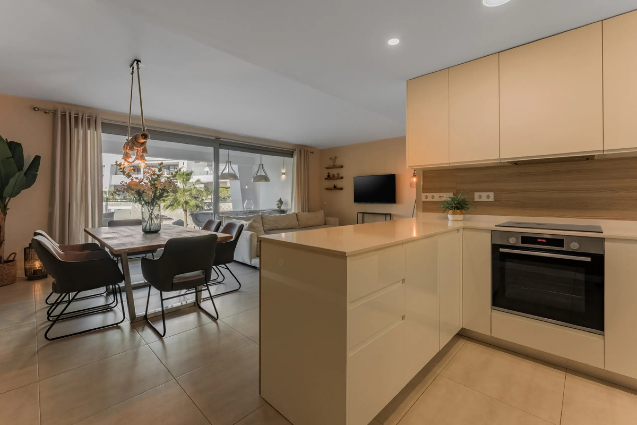 Welcome to this stylish and contemporary apartment located in the sought-after Vanian Gardens urbanisation, perfectly positioned between Marbella and Estepona. Delivered in 2021, this beautifully designed home combines modern comfort with resort-style liv