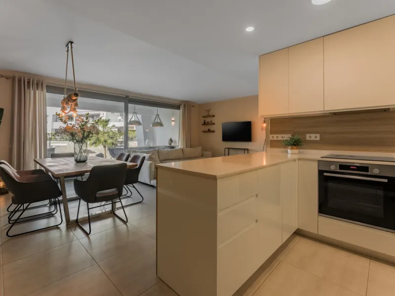 Welcome to this stylish and contemporary apartment located in the sought-after Vanian Gardens urbanisation, perfectly positioned between Marbella and Estepona. Delivered in 2021, this beautifully designed home combines modern comfort with resort-style liv