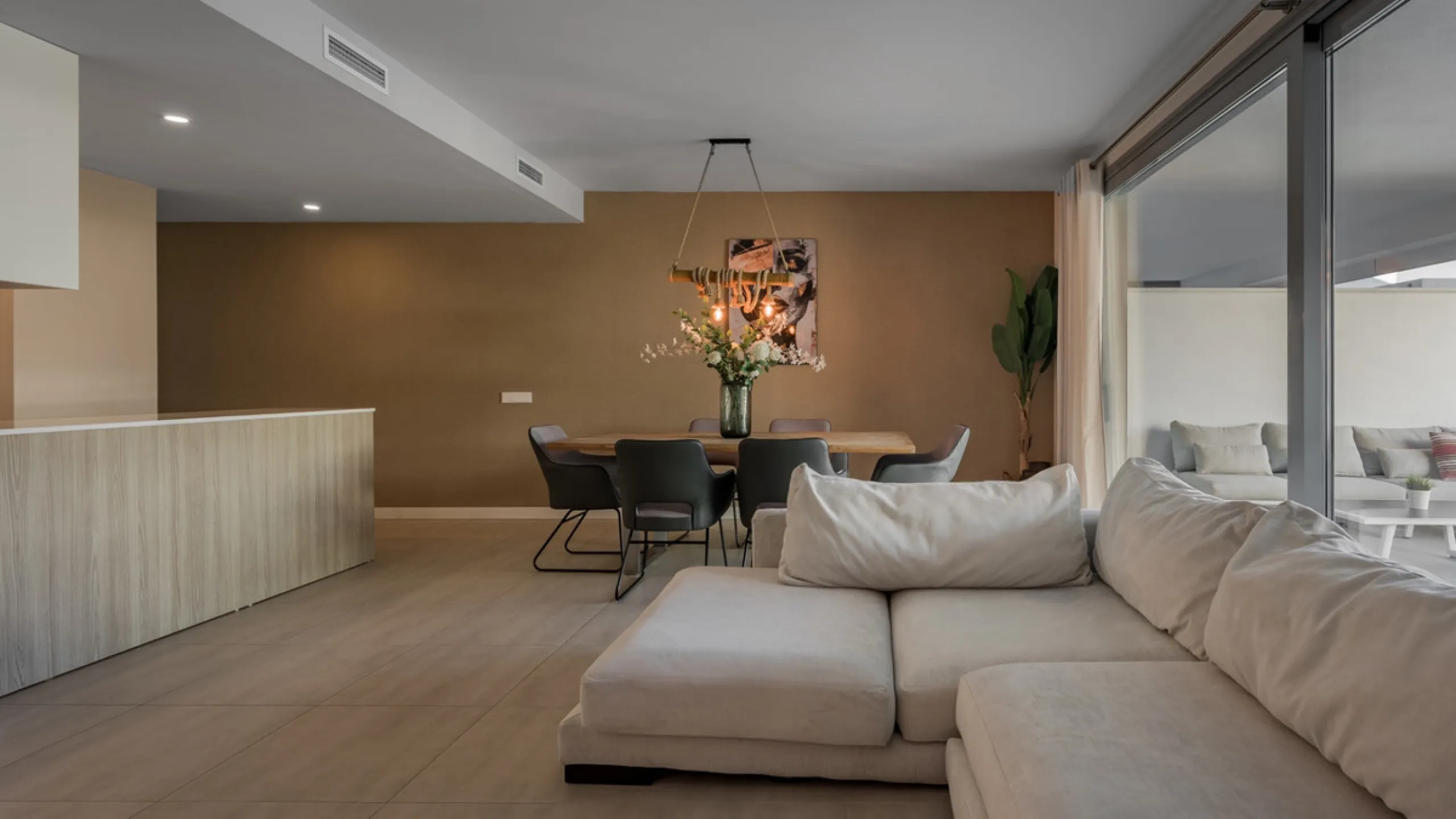 Welcome to this stylish and contemporary apartment located in the sought-after Vanian Gardens urbanisation, perfectly positioned between Marbella and Estepona. Delivered in 2021, this beautifully designed home combines modern comfort with resort-style liv