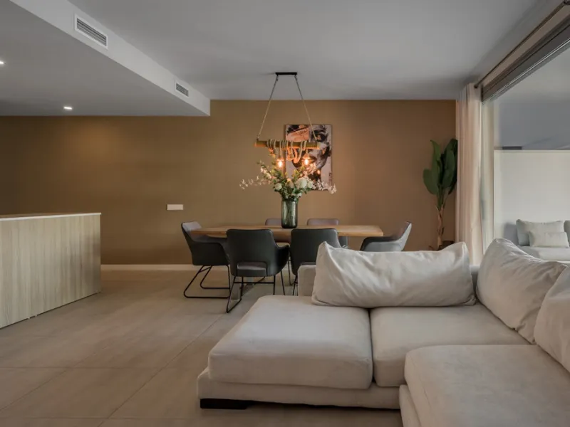 Welcome to this stylish and contemporary apartment located in the sought-after Vanian Gardens urbanisation, perfectly positioned between Marbella and Estepona. Delivered in 2021, this beautifully designed home combines modern comfort with resort-style liv