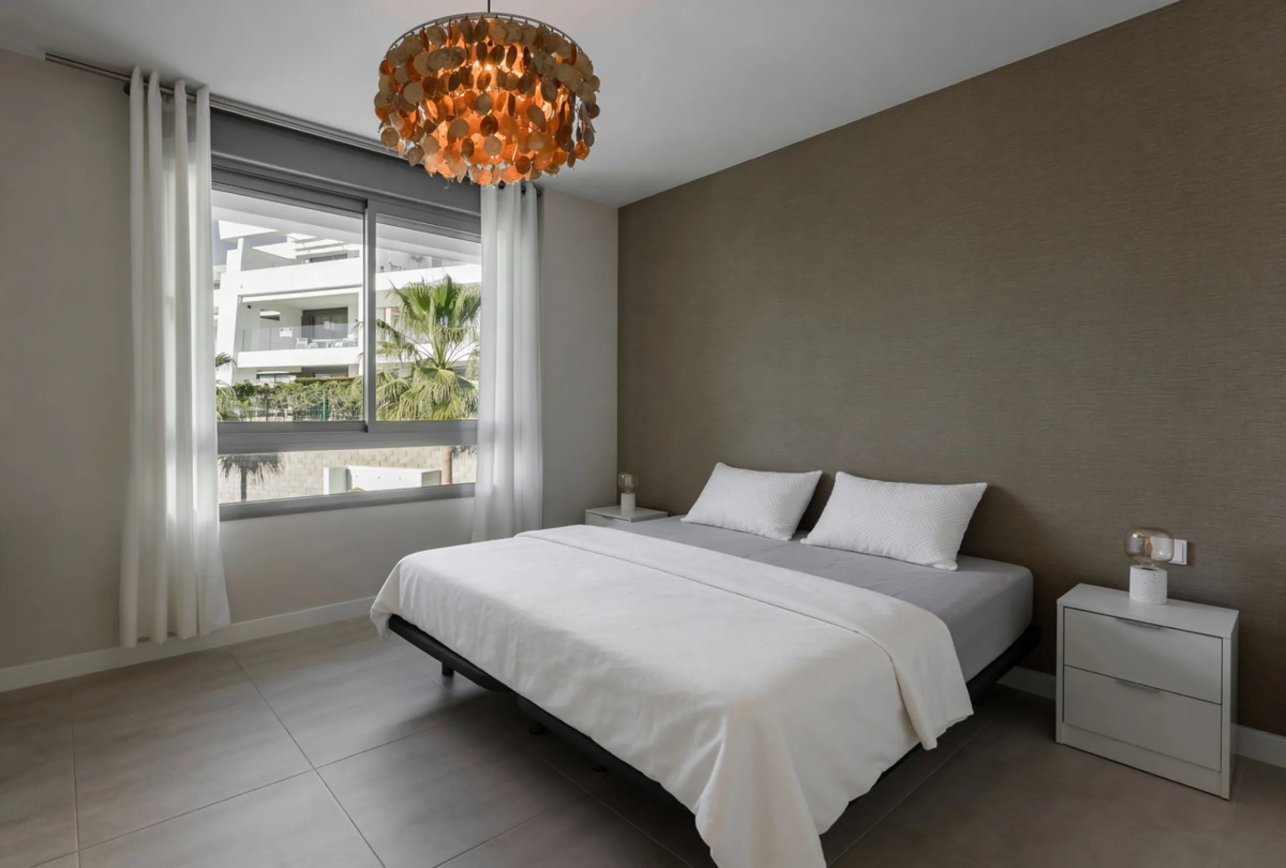 Welcome to this stylish and contemporary apartment located in the sought-after Vanian Gardens urbanisation, perfectly positioned between Marbella and Estepona. Delivered in 2021, this beautifully designed home combines modern comfort with resort-style liv