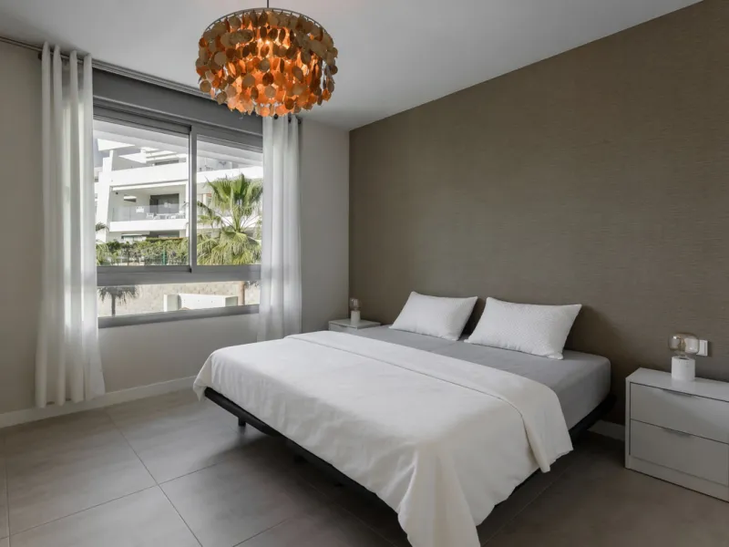 Welcome to this stylish and contemporary apartment located in the sought-after Vanian Gardens urbanisation, perfectly positioned between Marbella and Estepona. Delivered in 2021, this beautifully designed home combines modern comfort with resort-style liv