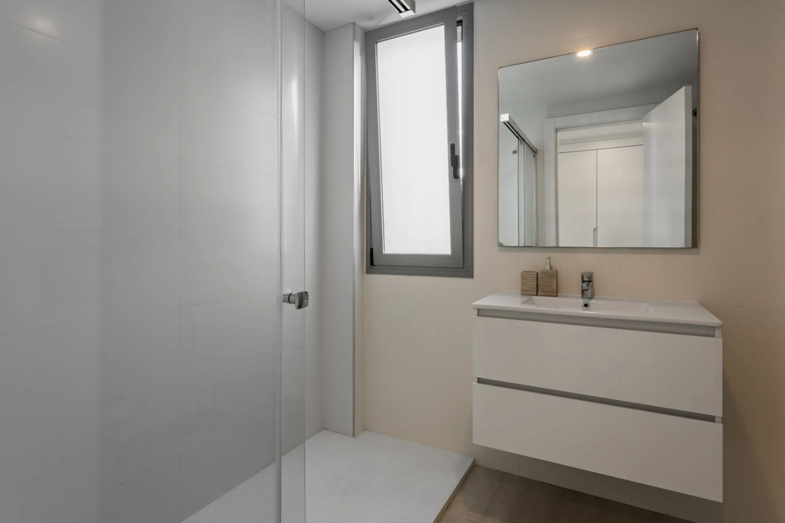 Welcome to this stylish and contemporary apartment located in the sought-after Vanian Gardens urbanisation, perfectly positioned between Marbella and Estepona. Delivered in 2021, this beautifully designed home combines modern comfort with resort-style liv