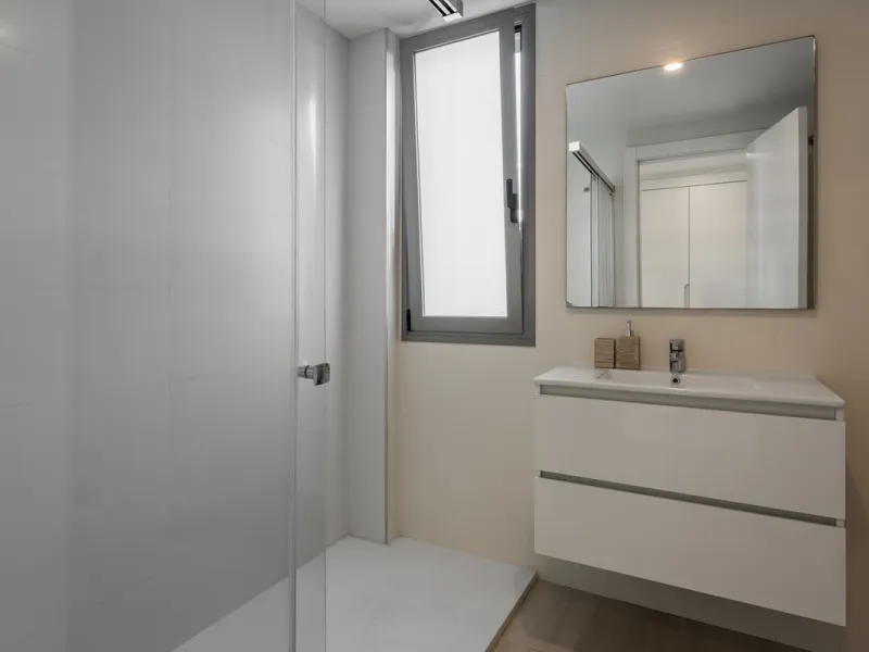 Welcome to this stylish and contemporary apartment located in the sought-after Vanian Gardens urbanisation, perfectly positioned between Marbella and Estepona. Delivered in 2021, this beautifully designed home combines modern comfort with resort-style liv