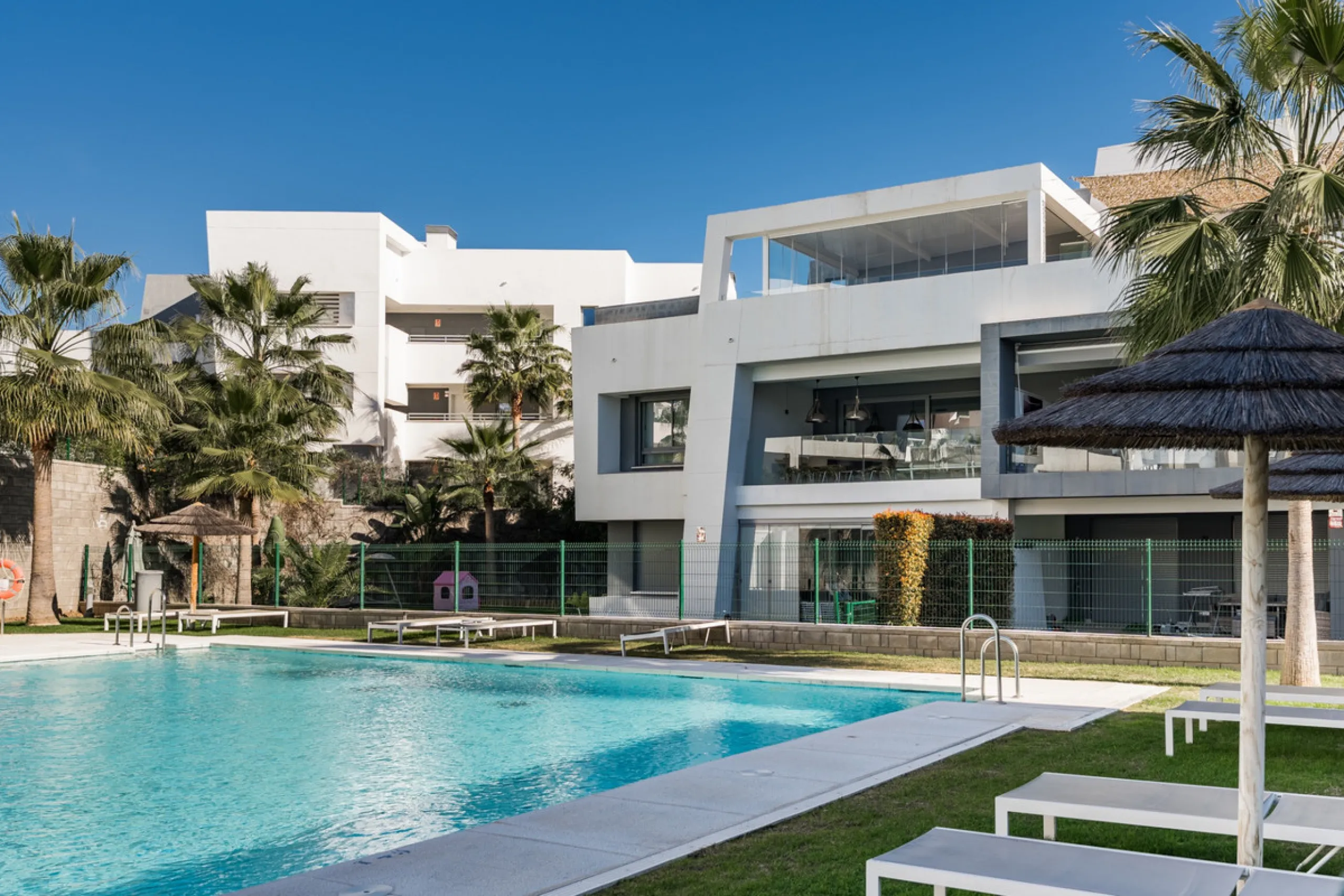 Welcome to this stylish and contemporary apartment located in the sought-after Vanian Gardens urbanisation, perfectly positioned between Marbella and Estepona. Delivered in 2021, this beautifully designed home combines modern comfort with resort-style liv