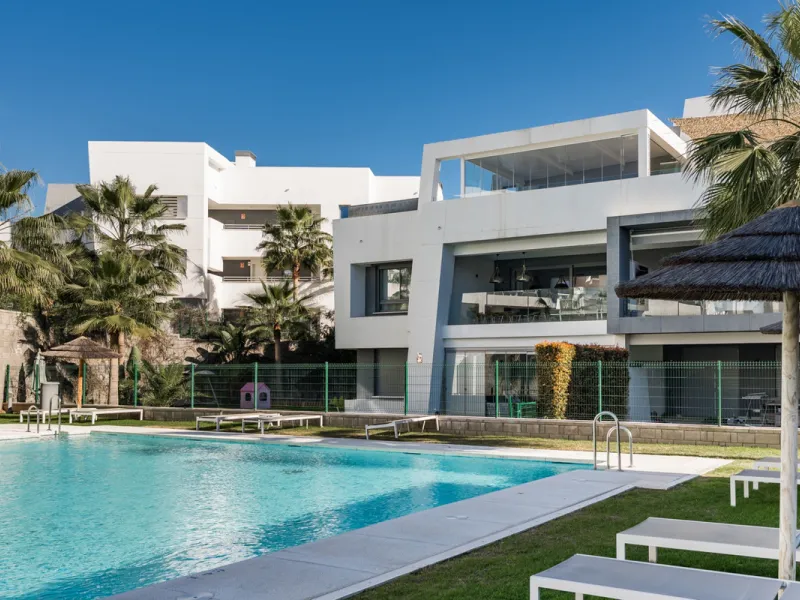 Welcome to this stylish and contemporary apartment located in the sought-after Vanian Gardens urbanisation, perfectly positioned between Marbella and Estepona. Delivered in 2021, this beautifully designed home combines modern comfort with resort-style liv