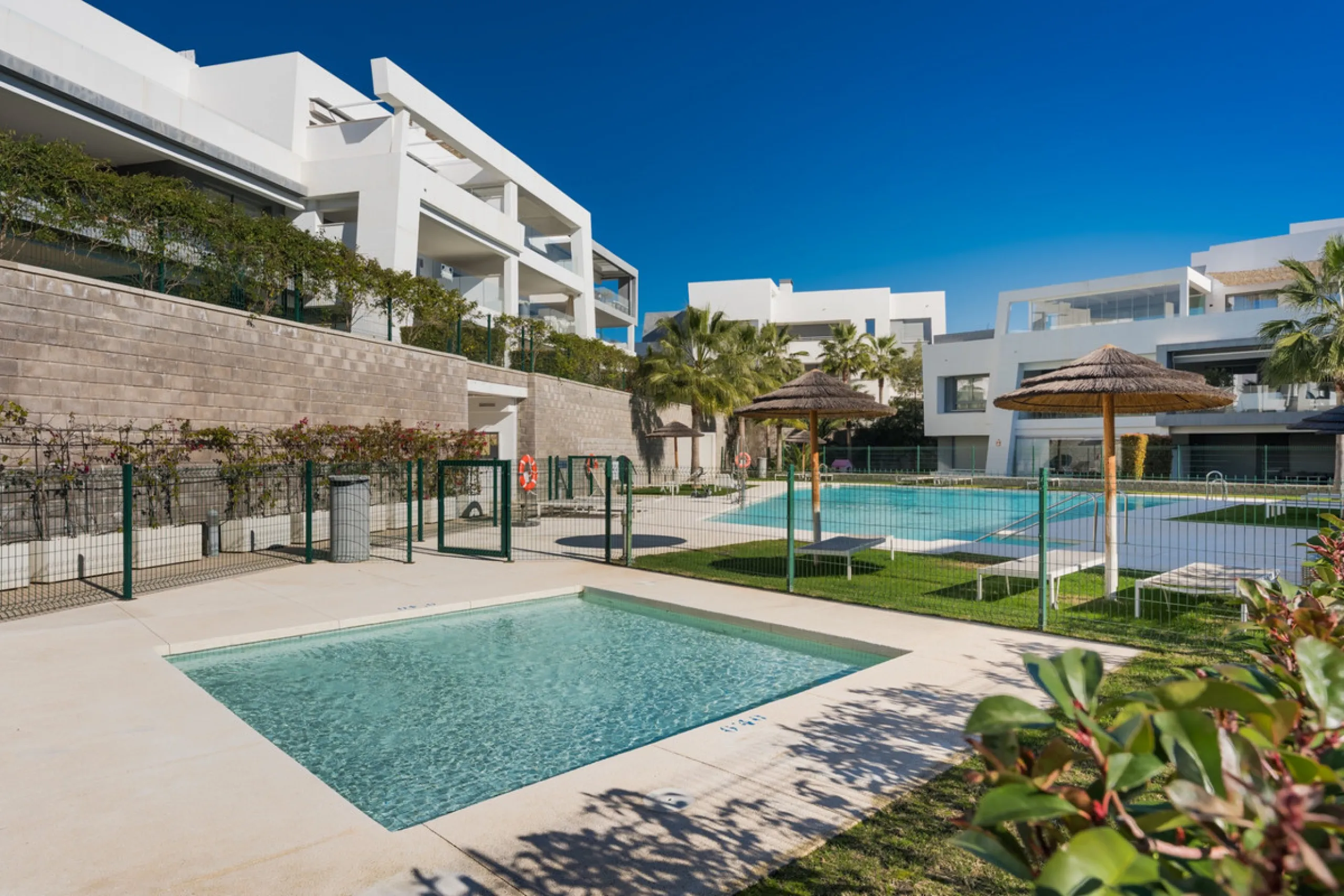 Welcome to this stylish and contemporary apartment located in the sought-after Vanian Gardens urbanisation, perfectly positioned between Marbella and Estepona. Delivered in 2021, this beautifully designed home combines modern comfort with resort-style liv