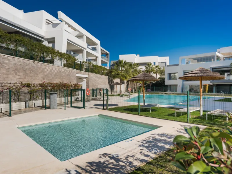 Welcome to this stylish and contemporary apartment located in the sought-after Vanian Gardens urbanisation, perfectly positioned between Marbella and Estepona. Delivered in 2021, this beautifully designed home combines modern comfort with resort-style liv