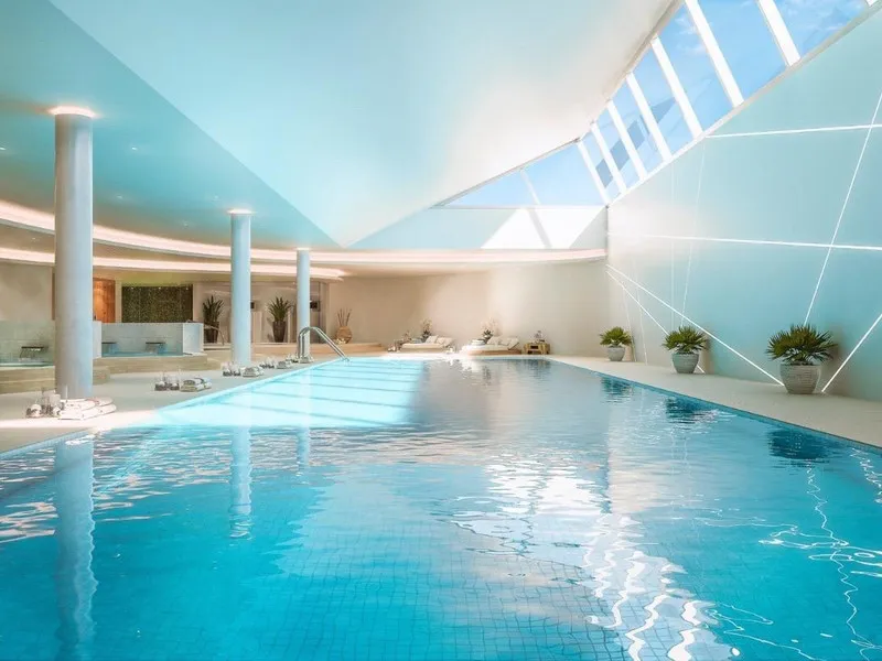 Welcome to this stylish and contemporary apartment located in the sought-after Vanian Gardens urbanisation, perfectly positioned between Marbella and Estepona. Delivered in 2021, this beautifully designed home combines modern comfort with resort-style liv