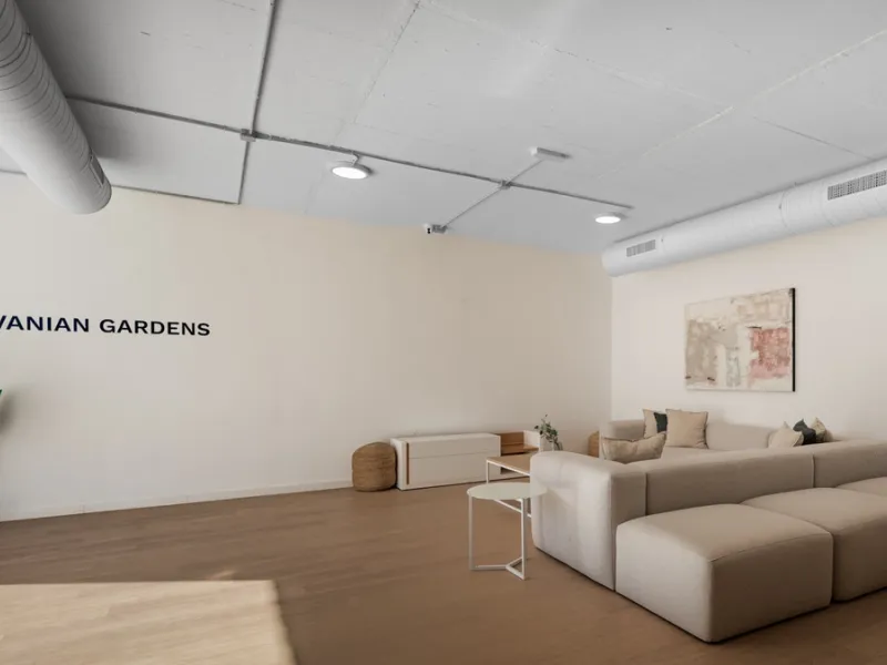 Welcome to this stylish and contemporary apartment located in the sought-after Vanian Gardens urbanisation, perfectly positioned between Marbella and Estepona. Delivered in 2021, this beautifully designed home combines modern comfort with resort-style liv