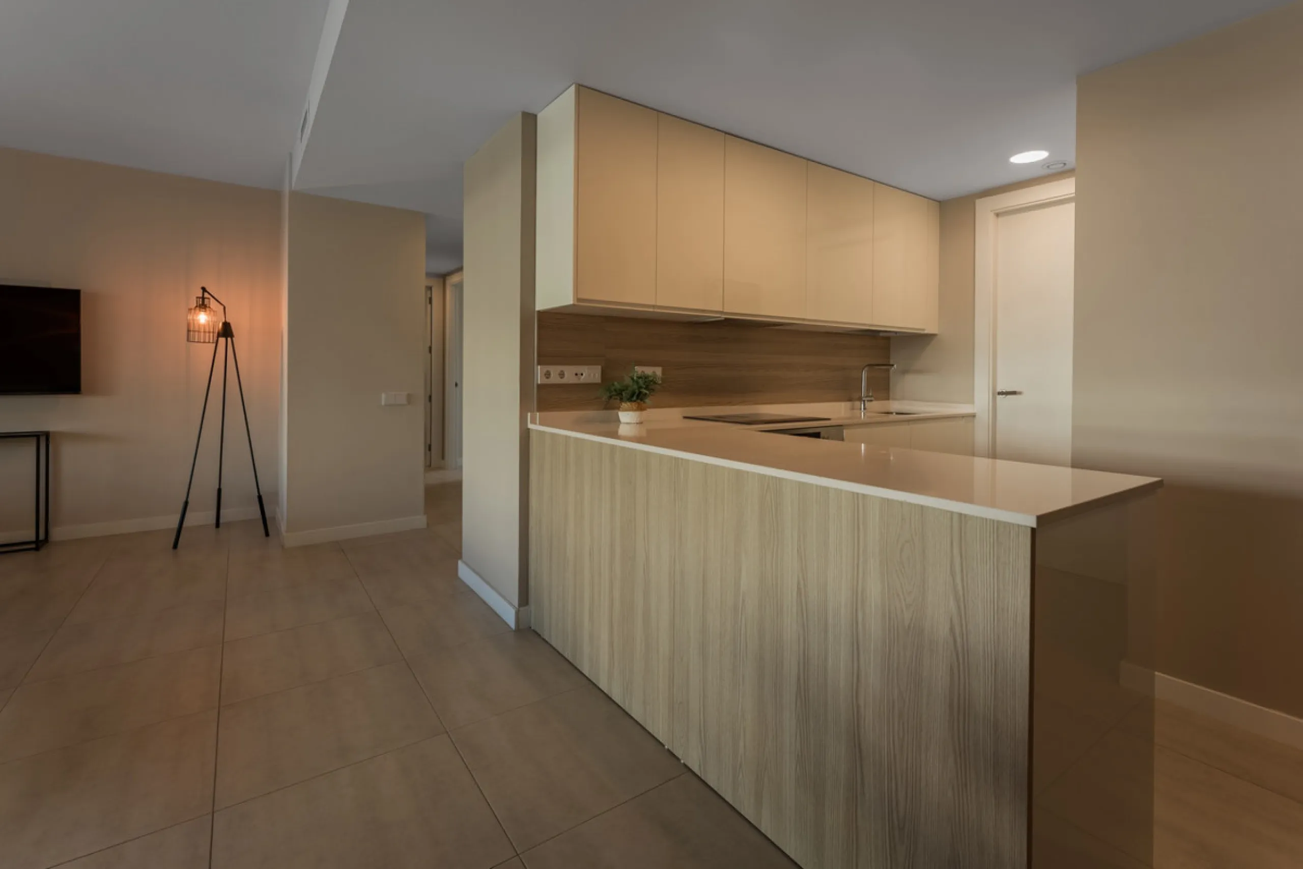 Welcome to this stylish and contemporary apartment located in the sought-after Vanian Gardens urbanisation, perfectly positioned between Marbella and Estepona. Delivered in 2021, this beautifully designed home combines modern comfort with resort-style liv