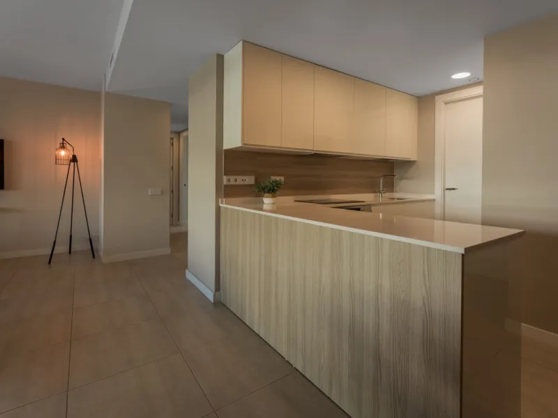 Welcome to this stylish and contemporary apartment located in the sought-after Vanian Gardens urbanisation, perfectly positioned between Marbella and Estepona. Delivered in 2021, this beautifully designed home combines modern comfort with resort-style liv