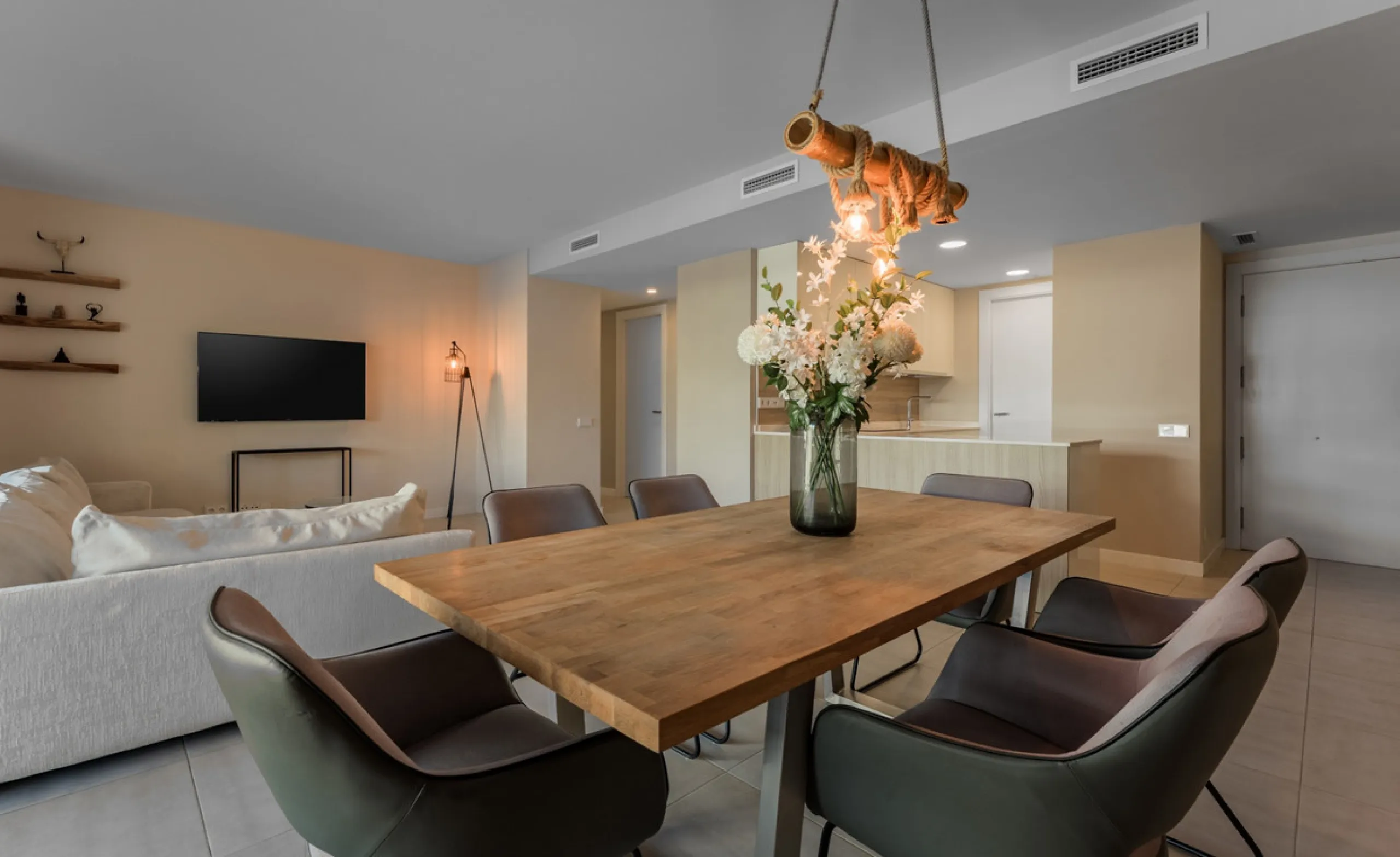 Welcome to this stylish and contemporary apartment located in the sought-after Vanian Gardens urbanisation, perfectly positioned between Marbella and Estepona. Delivered in 2021, this beautifully designed home combines modern comfort with resort-style liv