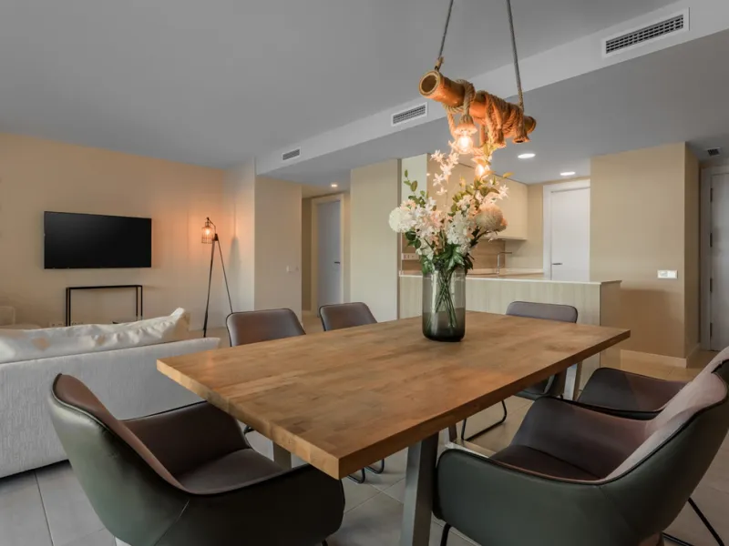 Welcome to this stylish and contemporary apartment located in the sought-after Vanian Gardens urbanisation, perfectly positioned between Marbella and Estepona. Delivered in 2021, this beautifully designed home combines modern comfort with resort-style liv