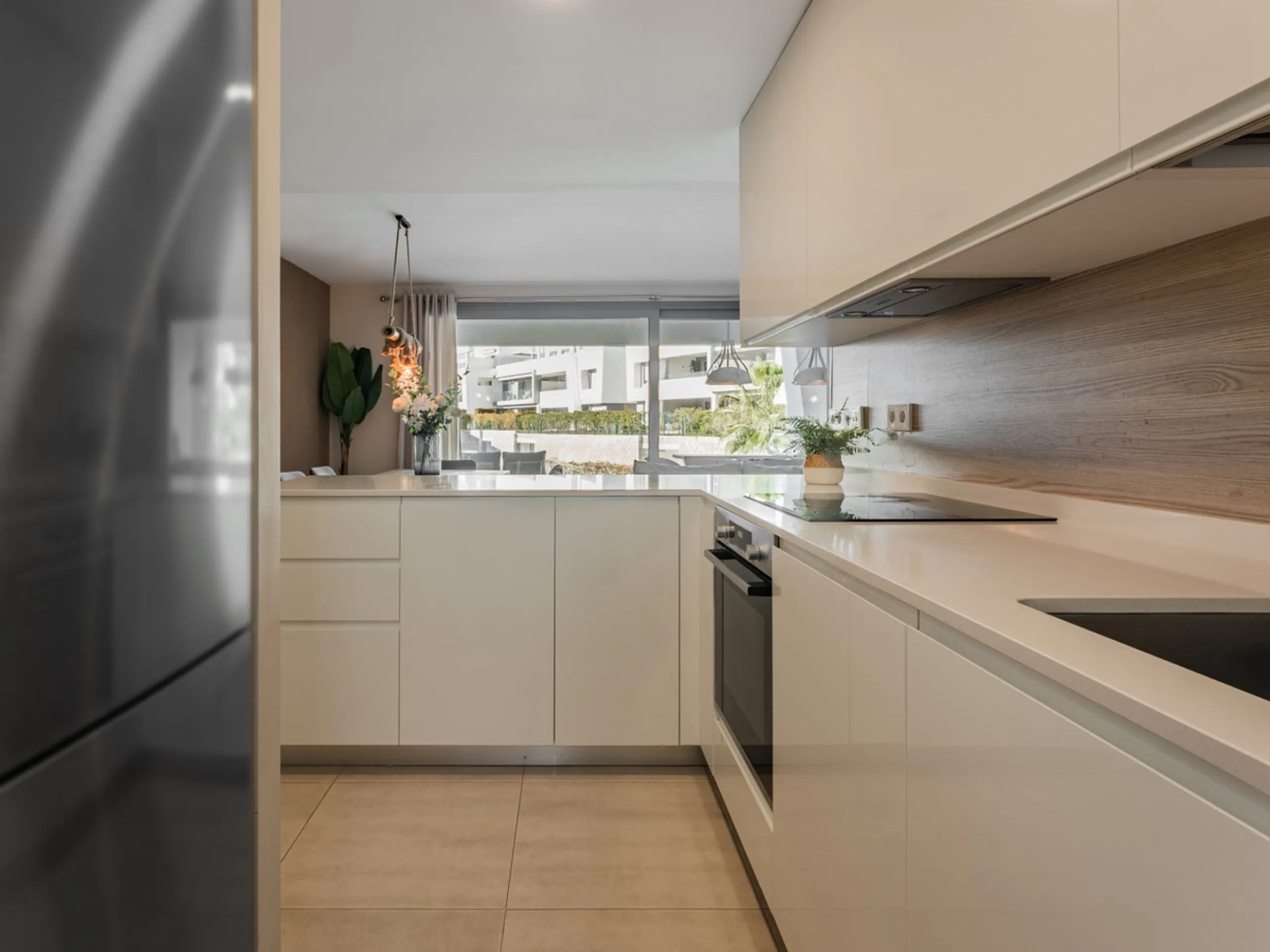 Welcome to this stylish and contemporary apartment located in the sought-after Vanian Gardens urbanisation, perfectly positioned between Marbella and Estepona. Delivered in 2021, this beautifully designed home combines modern comfort with resort-style liv