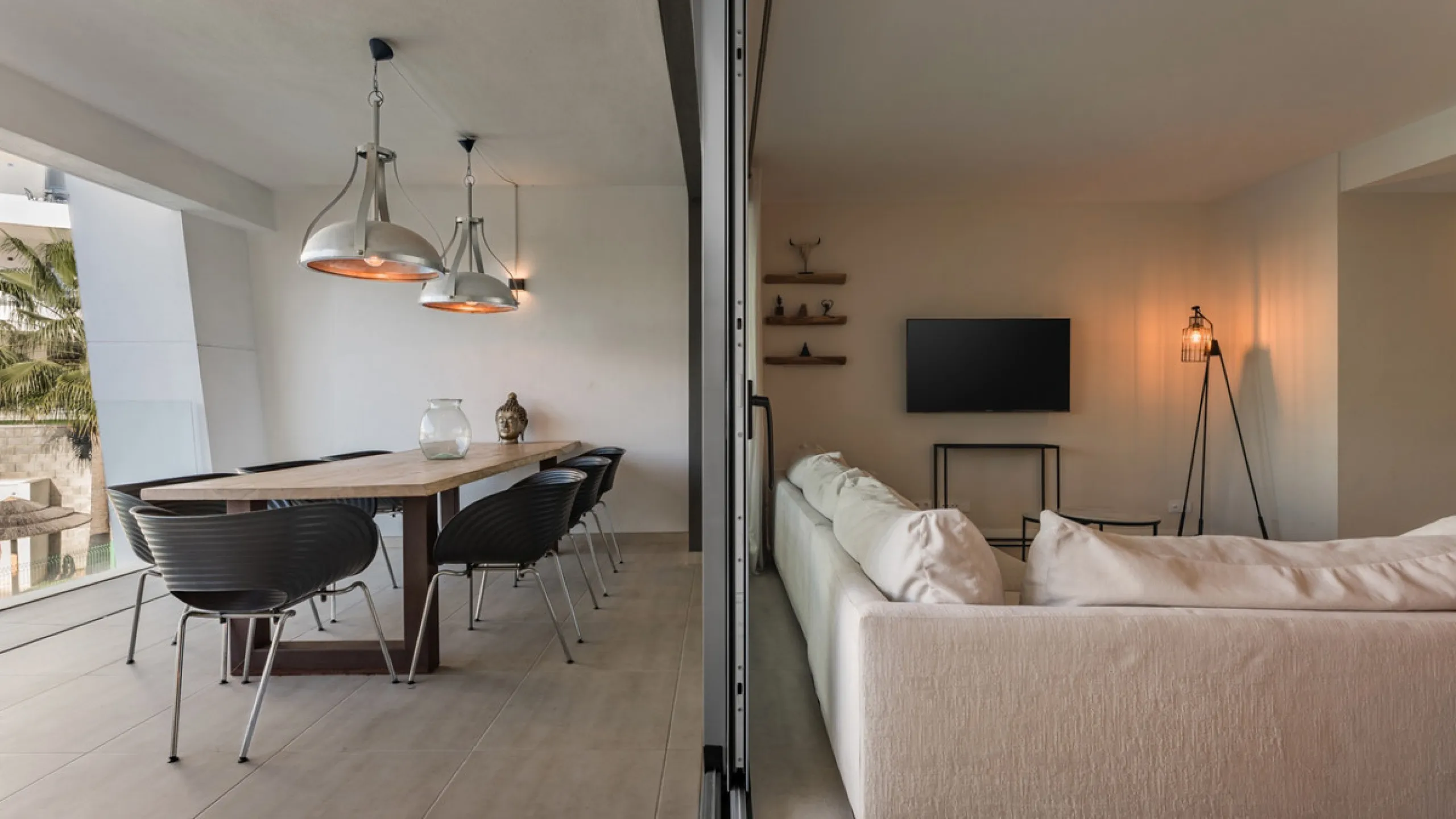 Welcome to this stylish and contemporary apartment located in the sought-after Vanian Gardens urbanisation, perfectly positioned between Marbella and Estepona. Delivered in 2021, this beautifully designed home combines modern comfort with resort-style liv