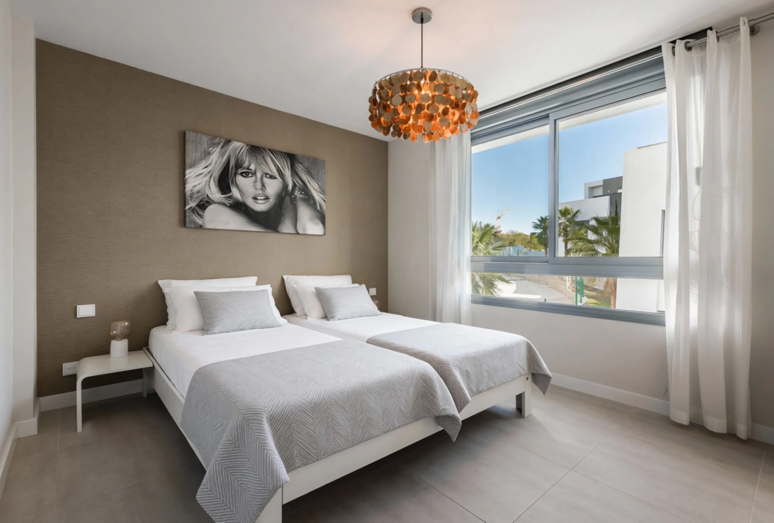 Welcome to this stylish and contemporary apartment located in the sought-after Vanian Gardens urbanisation, perfectly positioned between Marbella and Estepona. Delivered in 2021, this beautifully designed home combines modern comfort with resort-style liv