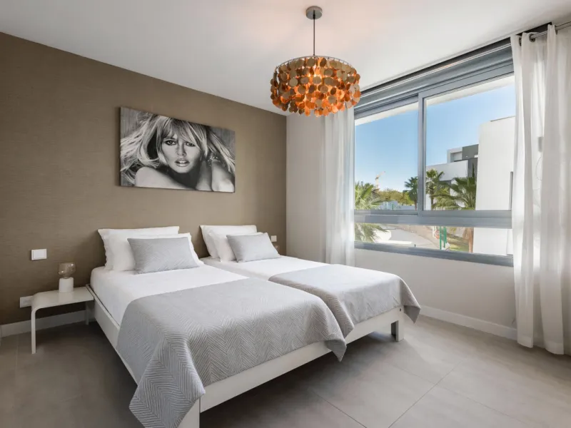 Welcome to this stylish and contemporary apartment located in the sought-after Vanian Gardens urbanisation, perfectly positioned between Marbella and Estepona. Delivered in 2021, this beautifully designed home combines modern comfort with resort-style liv