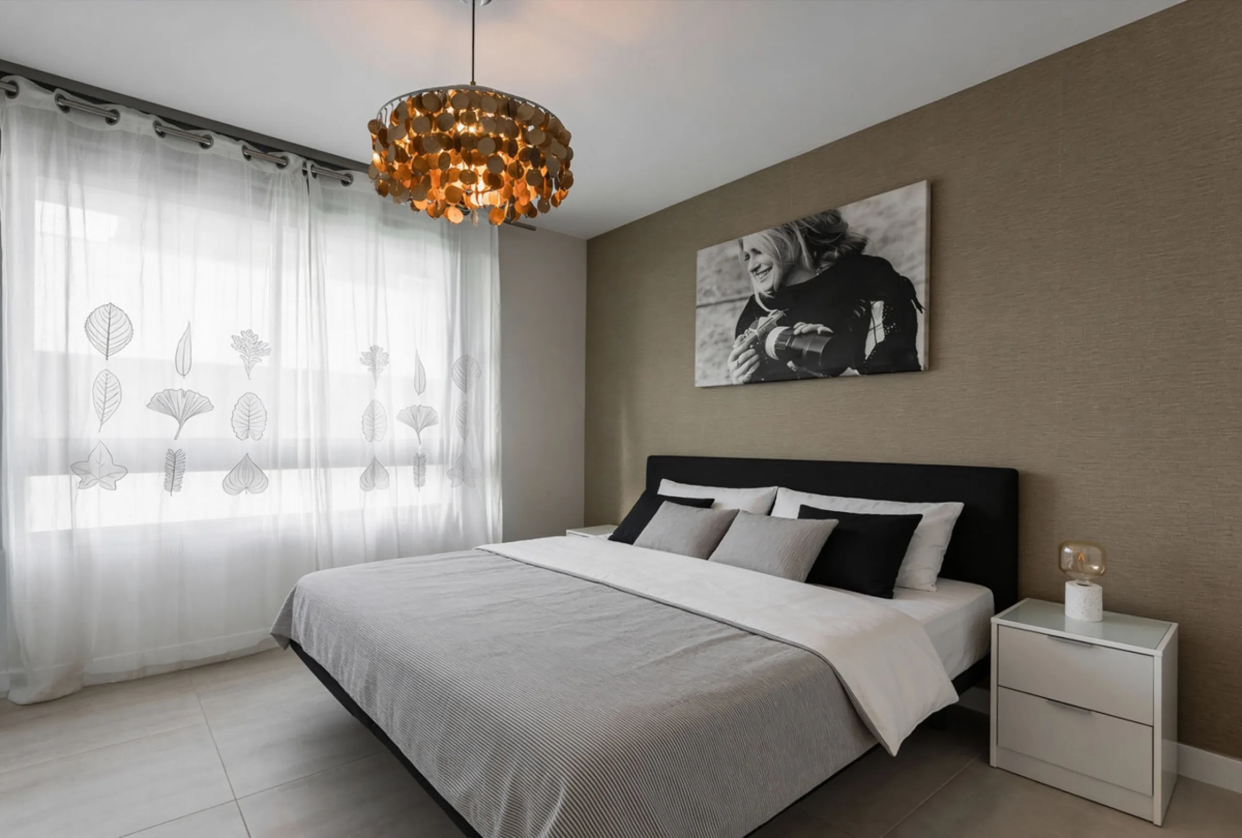 Welcome to this stylish and contemporary apartment located in the sought-after Vanian Gardens urbanisation, perfectly positioned between Marbella and Estepona. Delivered in 2021, this beautifully designed home combines modern comfort with resort-style liv