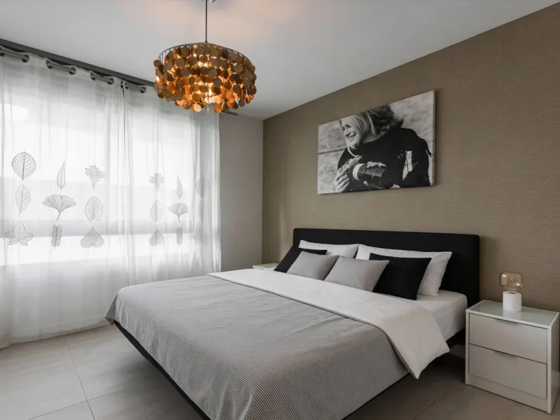 Welcome to this stylish and contemporary apartment located in the sought-after Vanian Gardens urbanisation, perfectly positioned between Marbella and Estepona. Delivered in 2021, this beautifully designed home combines modern comfort with resort-style liv