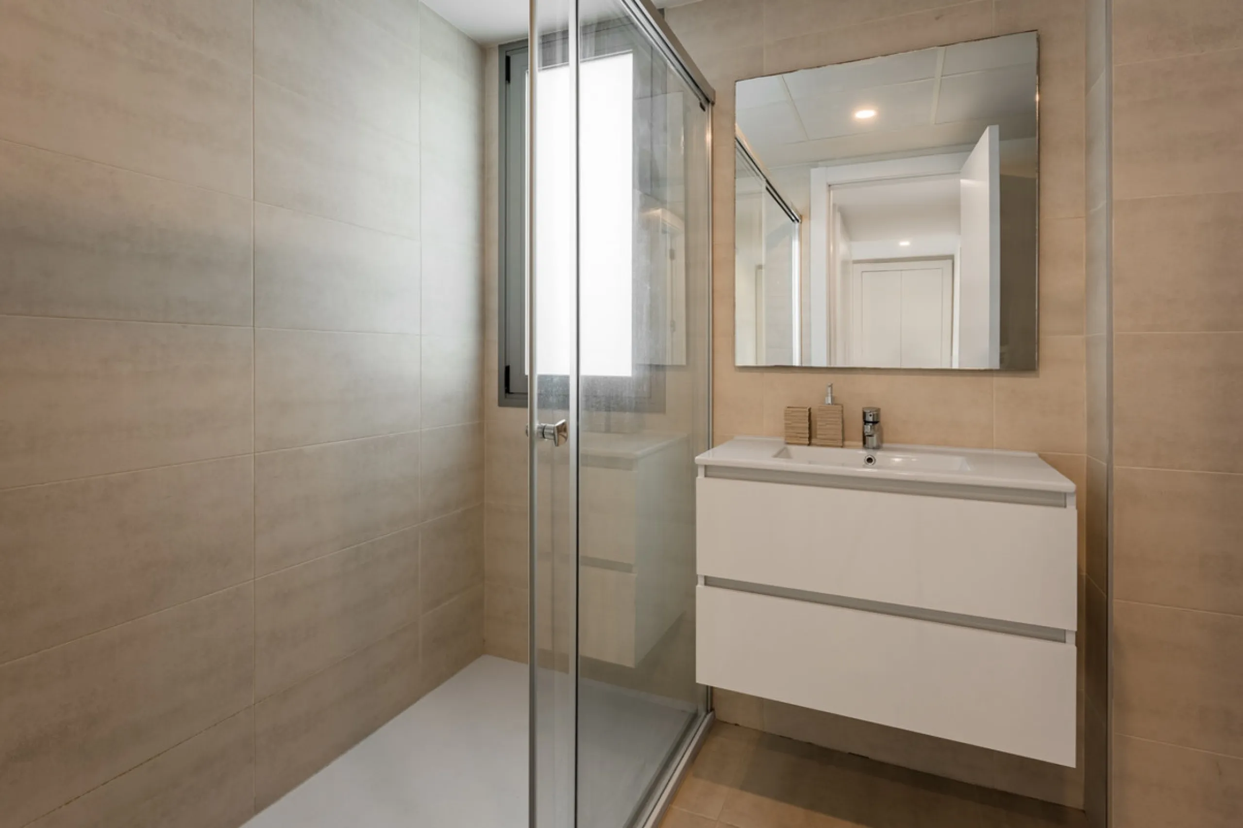 Welcome to this stylish and contemporary apartment located in the sought-after Vanian Gardens urbanisation, perfectly positioned between Marbella and Estepona. Delivered in 2021, this beautifully designed home combines modern comfort with resort-style liv