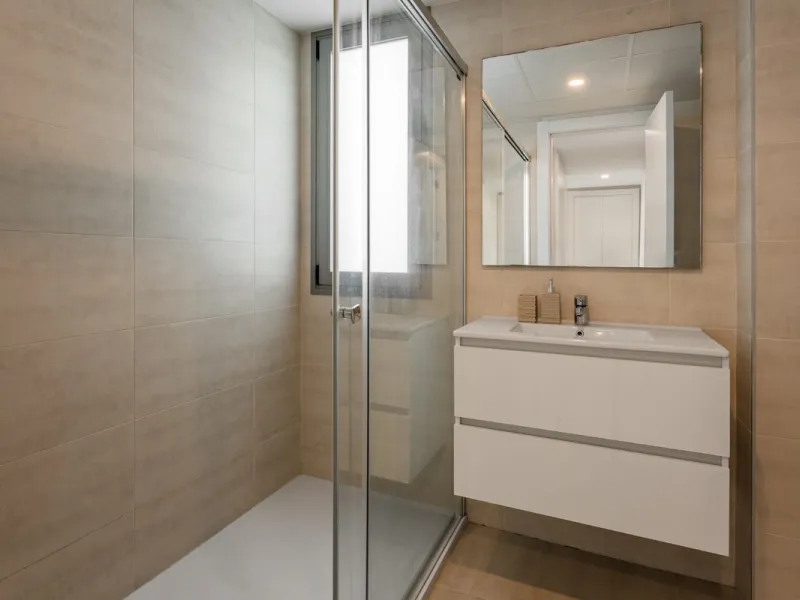 Welcome to this stylish and contemporary apartment located in the sought-after Vanian Gardens urbanisation, perfectly positioned between Marbella and Estepona. Delivered in 2021, this beautifully designed home combines modern comfort with resort-style liv