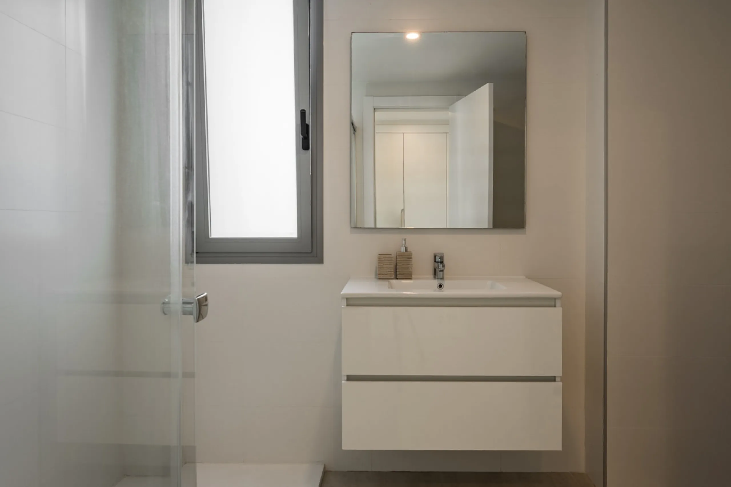 Welcome to this stylish and contemporary apartment located in the sought-after Vanian Gardens urbanisation, perfectly positioned between Marbella and Estepona. Delivered in 2021, this beautifully designed home combines modern comfort with resort-style liv