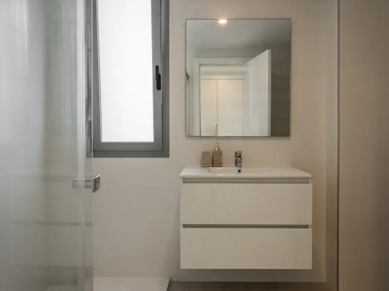 Welcome to this stylish and contemporary apartment located in the sought-after Vanian Gardens urbanisation, perfectly positioned between Marbella and Estepona. Delivered in 2021, this beautifully designed home combines modern comfort with resort-style liv