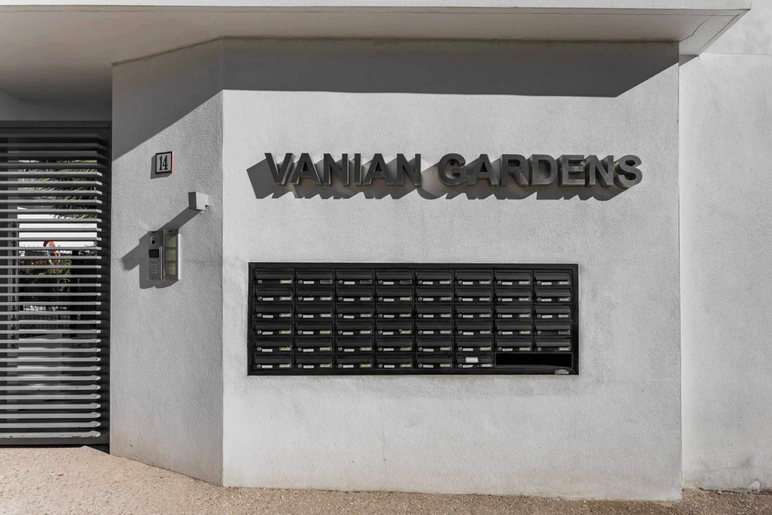 Welcome to this stylish and contemporary apartment located in the sought-after Vanian Gardens urbanisation, perfectly positioned between Marbella and Estepona. Delivered in 2021, this beautifully designed home combines modern comfort with resort-style liv