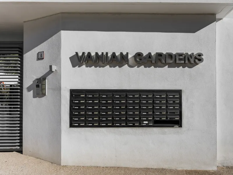 Welcome to this stylish and contemporary apartment located in the sought-after Vanian Gardens urbanisation, perfectly positioned between Marbella and Estepona. Delivered in 2021, this beautifully designed home combines modern comfort with resort-style liv