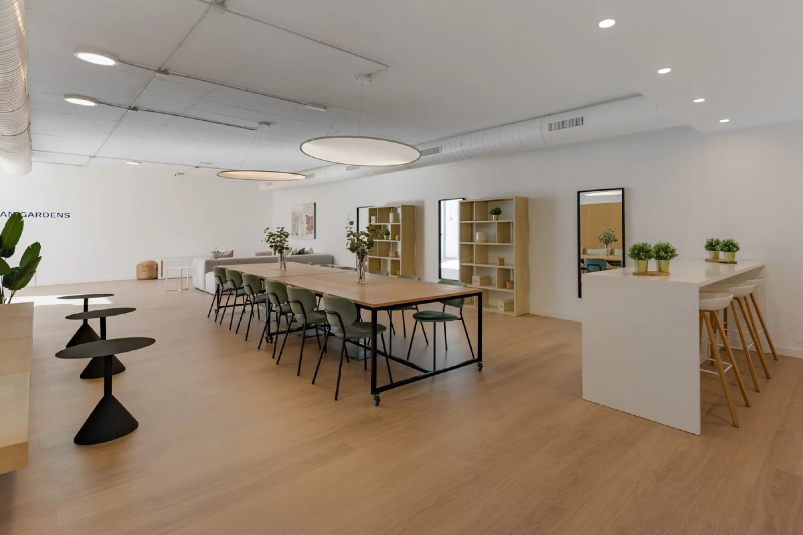 Welcome to this stylish and contemporary apartment located in the sought-after Vanian Gardens urbanisation, perfectly positioned between Marbella and Estepona. Delivered in 2021, this beautifully designed home combines modern comfort with resort-style liv
