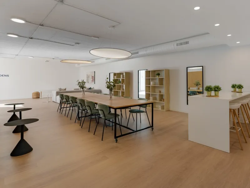 Welcome to this stylish and contemporary apartment located in the sought-after Vanian Gardens urbanisation, perfectly positioned between Marbella and Estepona. Delivered in 2021, this beautifully designed home combines modern comfort with resort-style liv