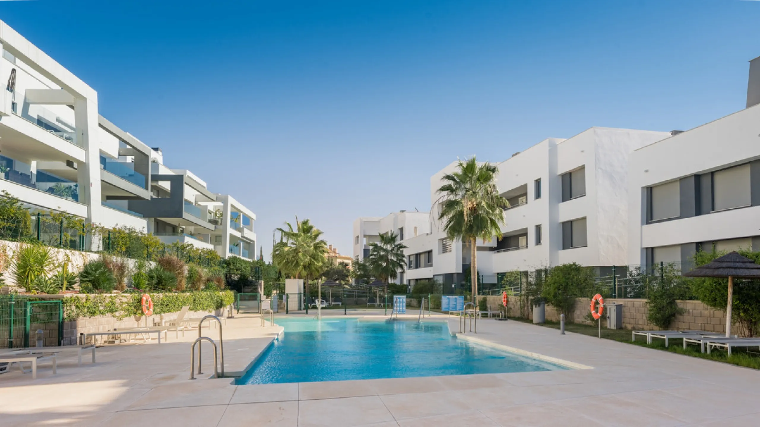 Welcome to this stylish and contemporary apartment located in the sought-after Vanian Gardens urbanisation, perfectly positioned between Marbella and Estepona. Delivered in 2021, this beautifully designed home combines modern comfort with resort-style liv