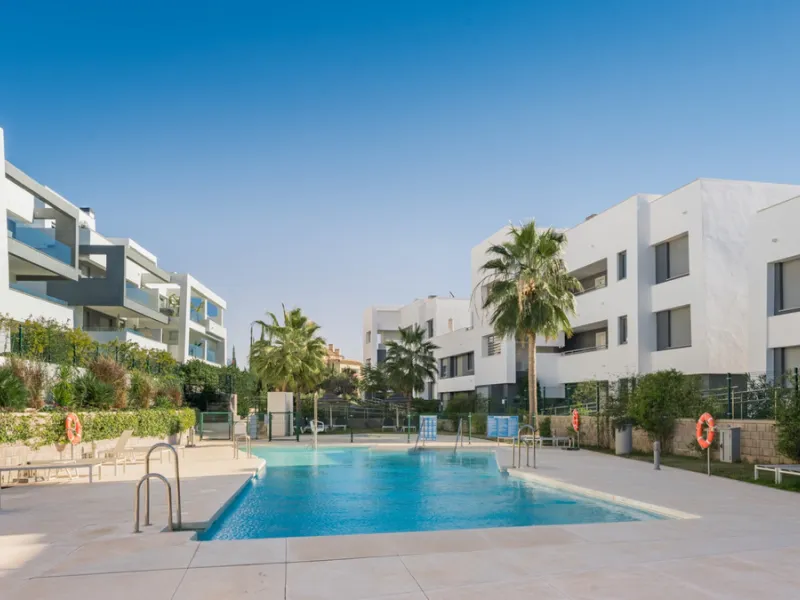 Welcome to this stylish and contemporary apartment located in the sought-after Vanian Gardens urbanisation, perfectly positioned between Marbella and Estepona. Delivered in 2021, this beautifully designed home combines modern comfort with resort-style liv