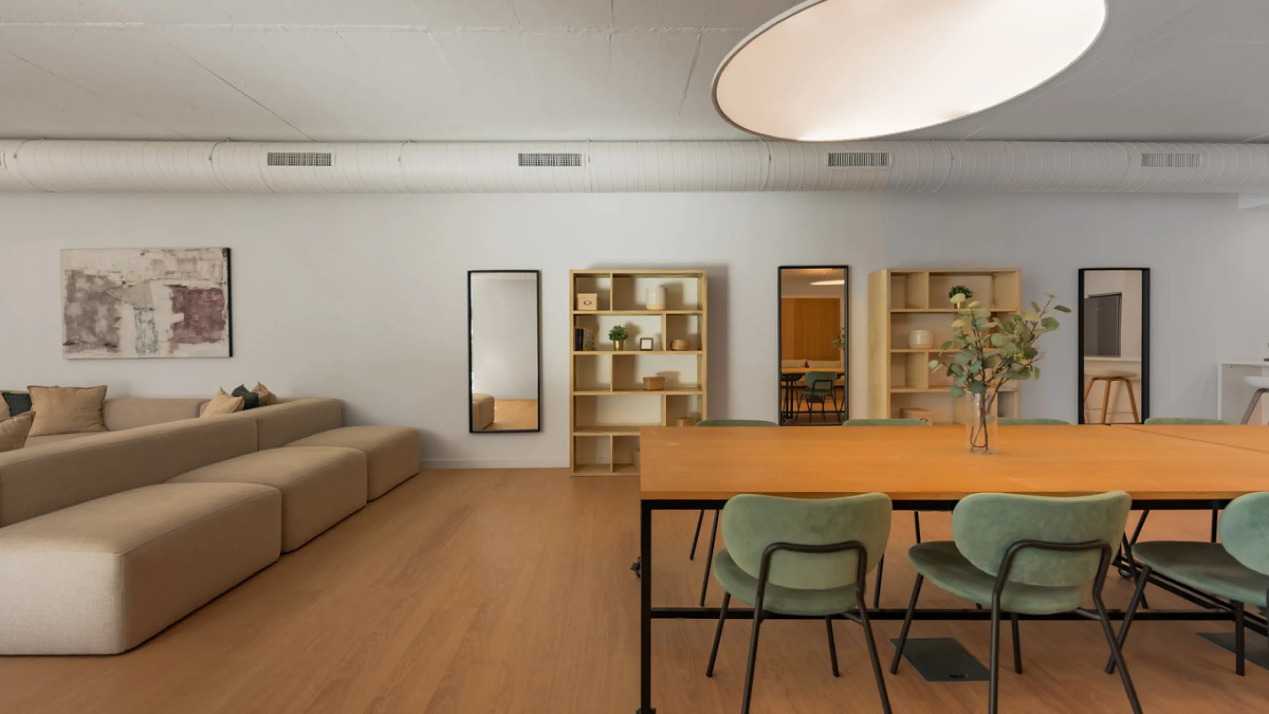 Welcome to this stylish and contemporary apartment located in the sought-after Vanian Gardens urbanisation, perfectly positioned between Marbella and Estepona. Delivered in 2021, this beautifully designed home combines modern comfort with resort-style liv