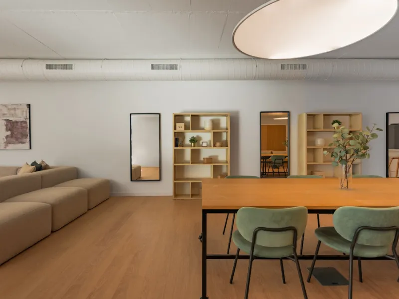 Welcome to this stylish and contemporary apartment located in the sought-after Vanian Gardens urbanisation, perfectly positioned between Marbella and Estepona. Delivered in 2021, this beautifully designed home combines modern comfort with resort-style liv