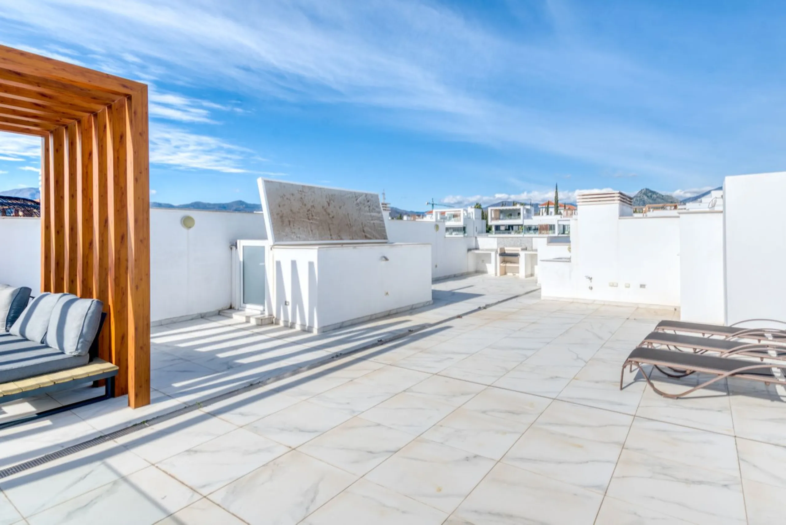 Apartment - Penthouse в продаже в Estepona, Málaga. В доме 2 спален и 2 ванных комнат. Площадь дома 99 м²