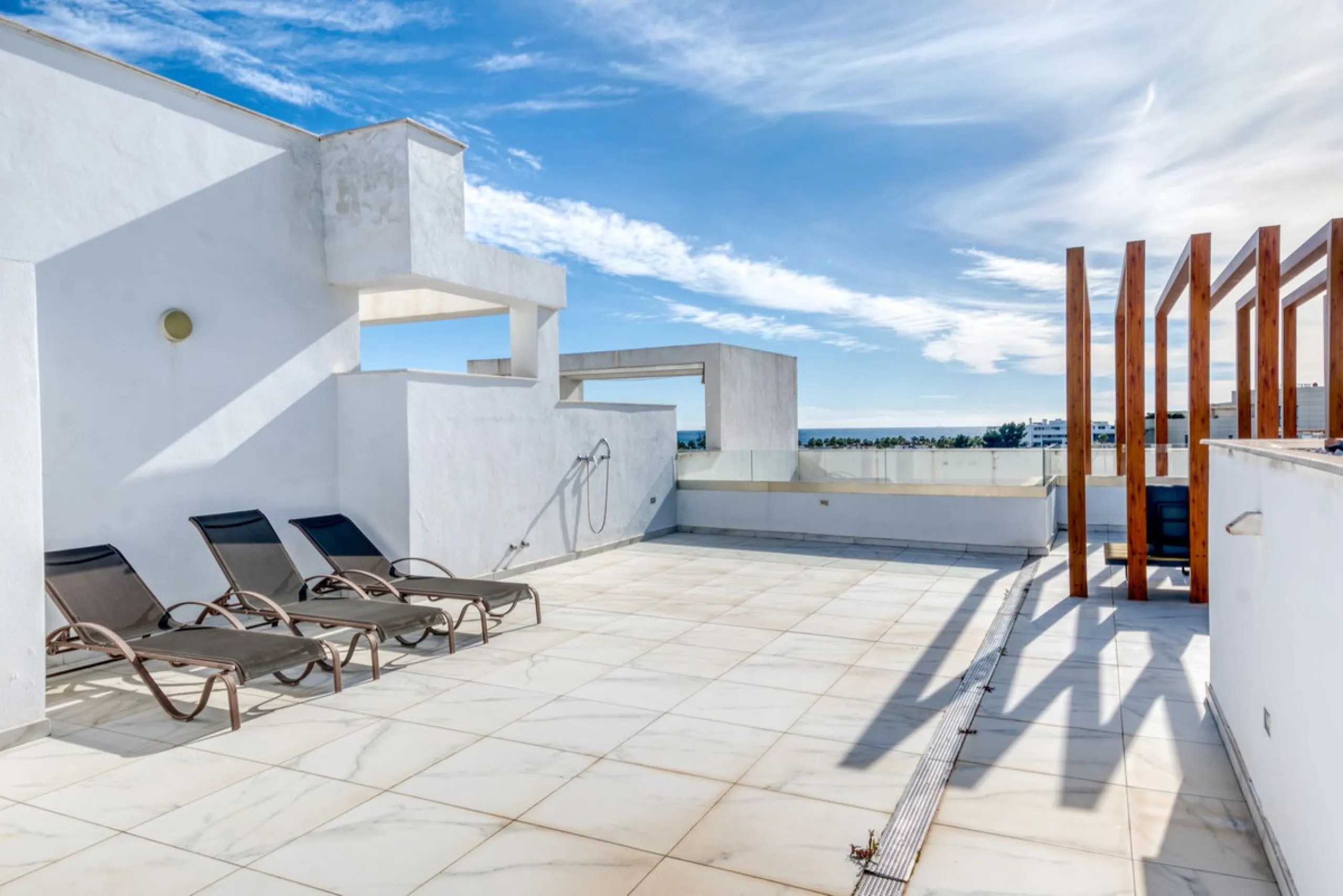Apartment - Penthouse в продаже в Estepona, Málaga. В доме 2 спален и 2 ванных комнат. Площадь дома 99 м²