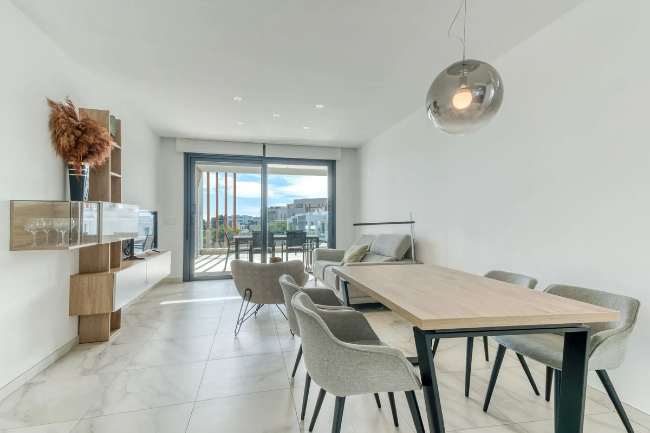 Apartment - Penthouse в продаже в Estepona, Málaga. В доме 2 спален и 2 ванных комнат. Площадь дома 99 м²