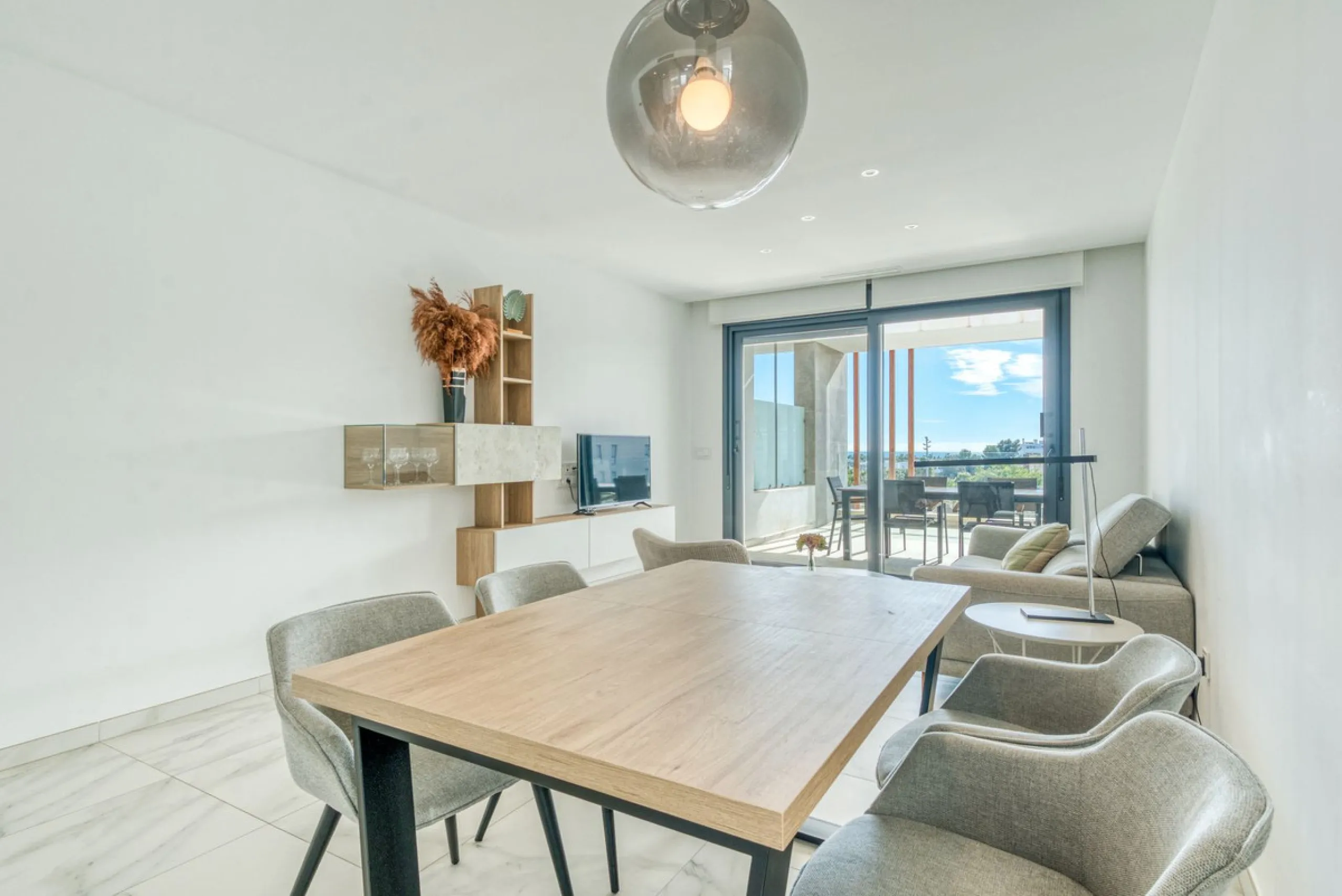 Apartment - Penthouse в продаже в Estepona, Málaga. В доме 2 спален и 2 ванных комнат. Площадь дома 99 м²