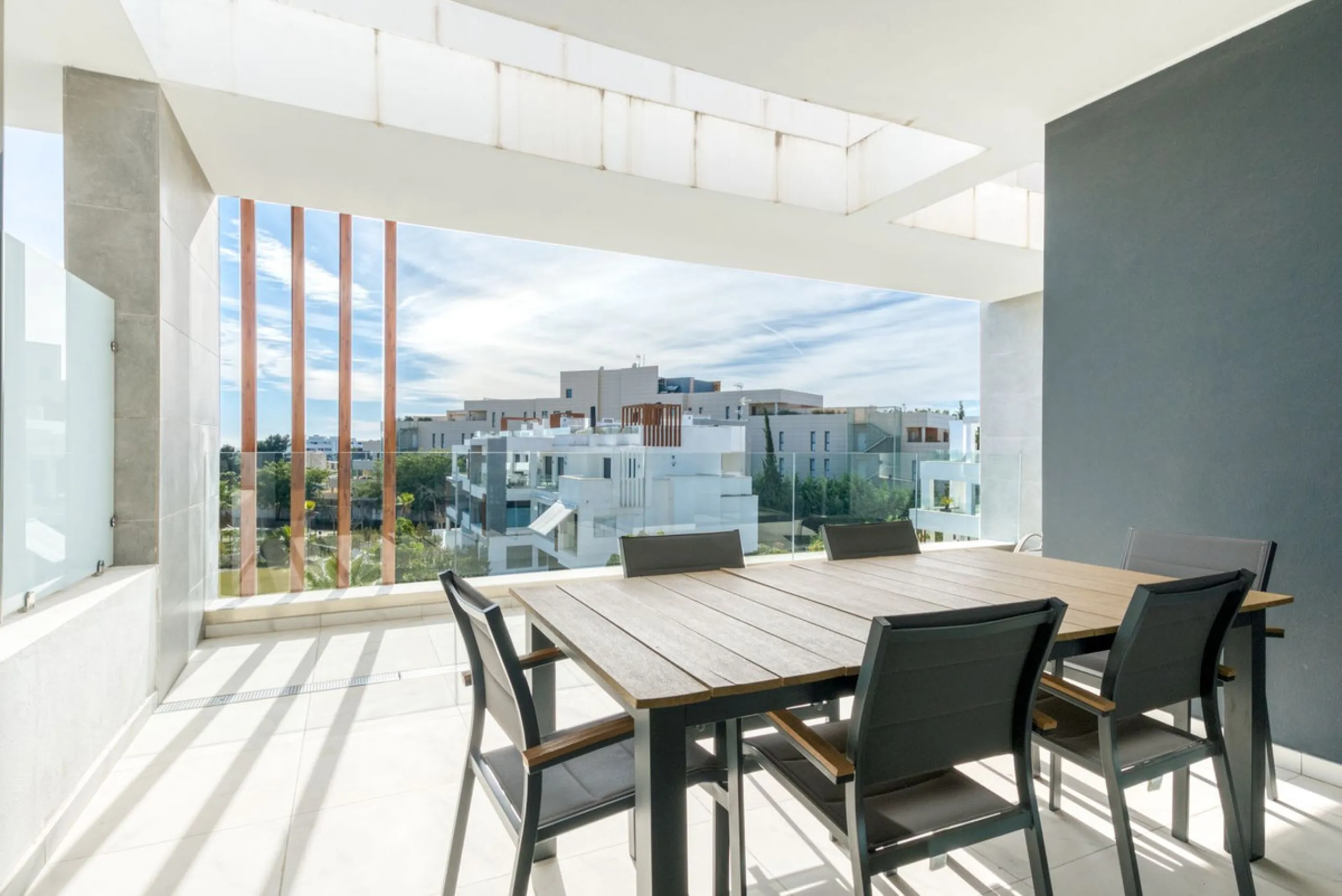 Apartment - Penthouse в продаже в Estepona, Málaga. В доме 2 спален и 2 ванных комнат. Площадь дома 99 м²